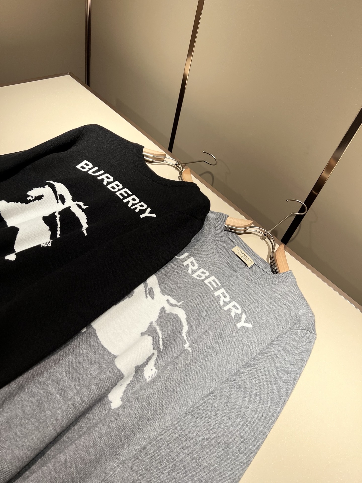 Bur*erry 巴*莉 2025秋冬新款针织羊毛衫，胸前设计标志logo图案钩织设计！品牌经典设计元素