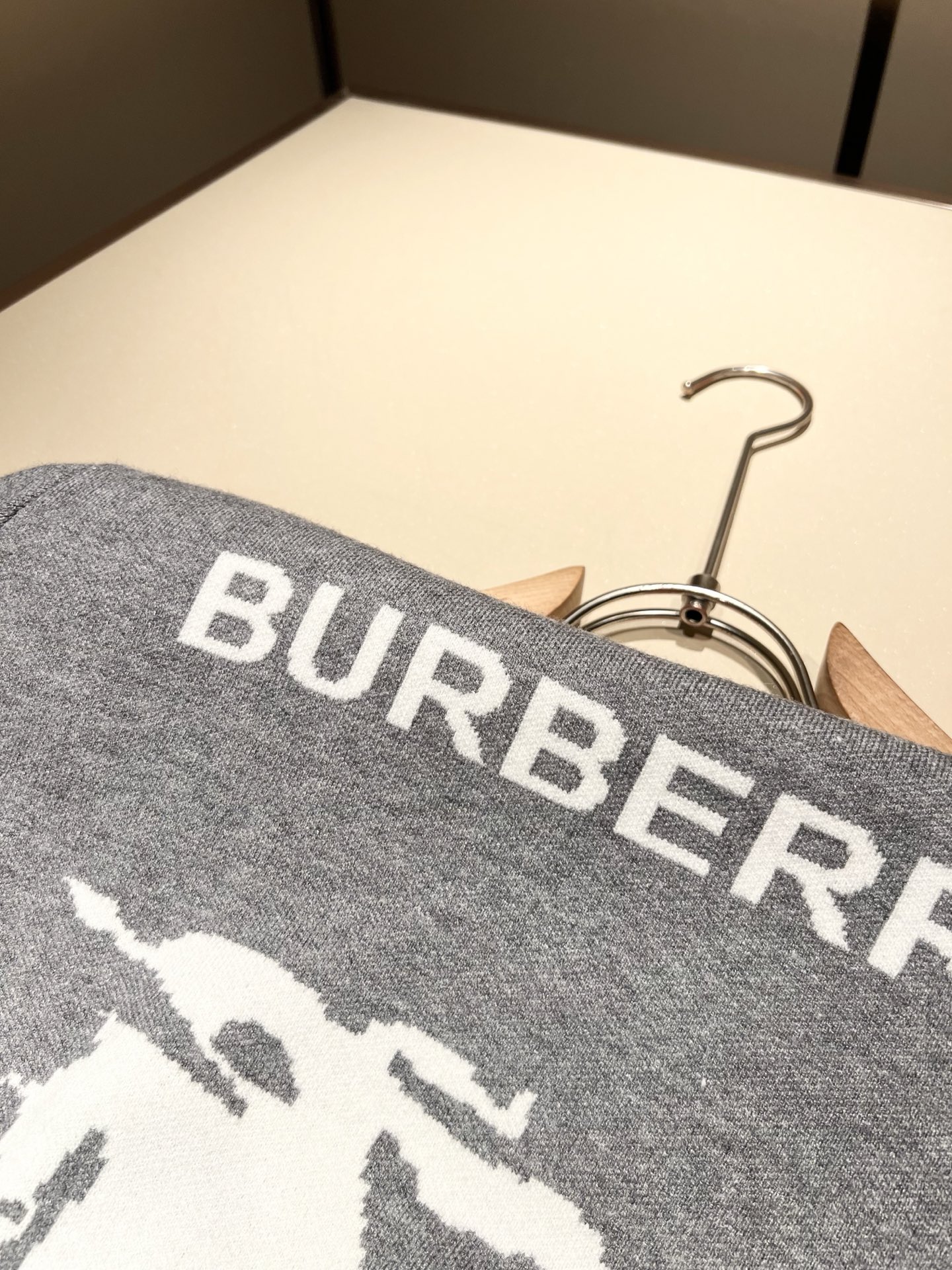 Bur*erry 巴*莉 2025秋冬新款针织羊毛衫，胸前设计标志logo图案钩织设计！品牌经典设计元素