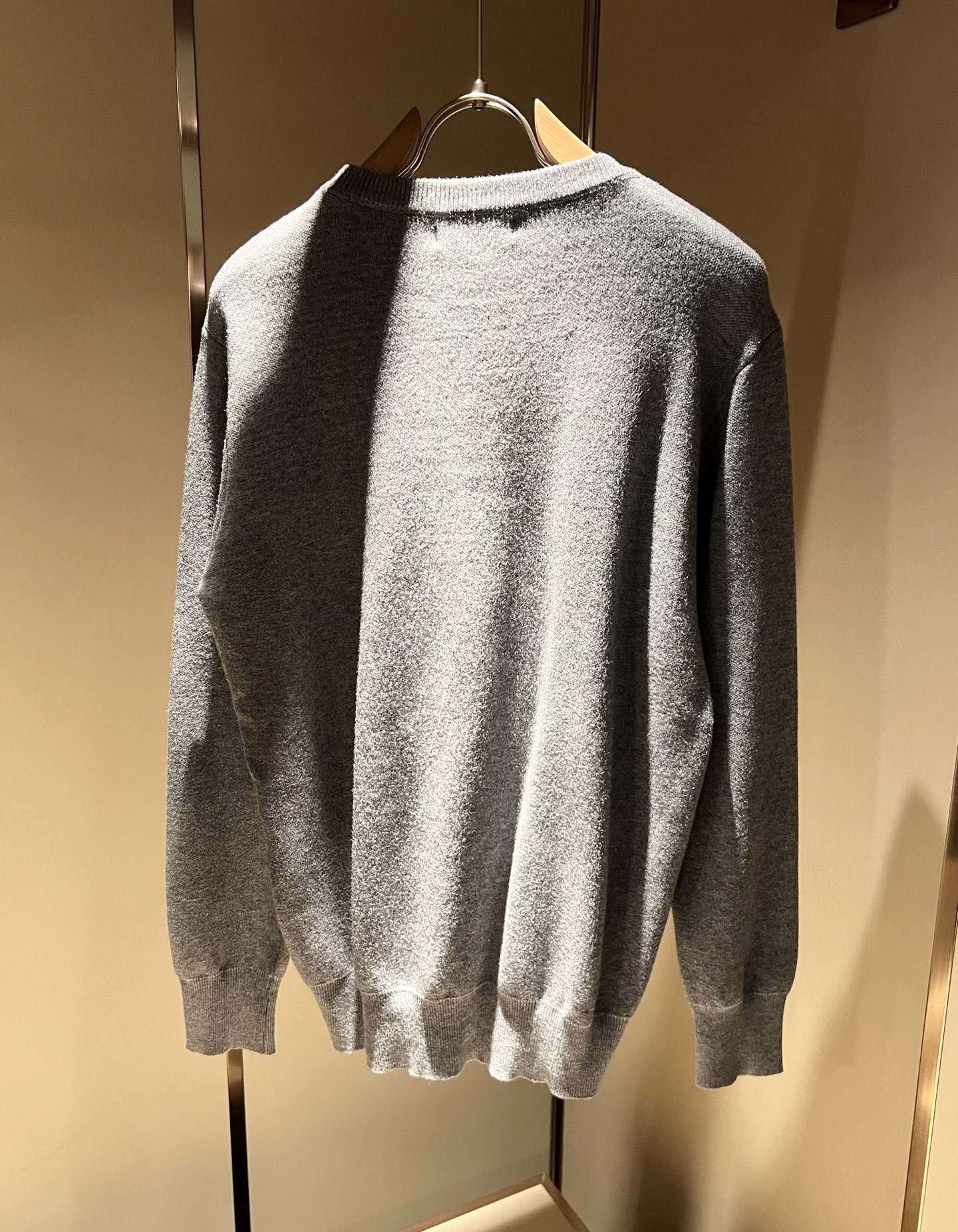 Bur*erry 巴*莉 2025秋冬新款针织羊毛衫，胸前设计标志logo图案钩织设计！品牌经典设计元素