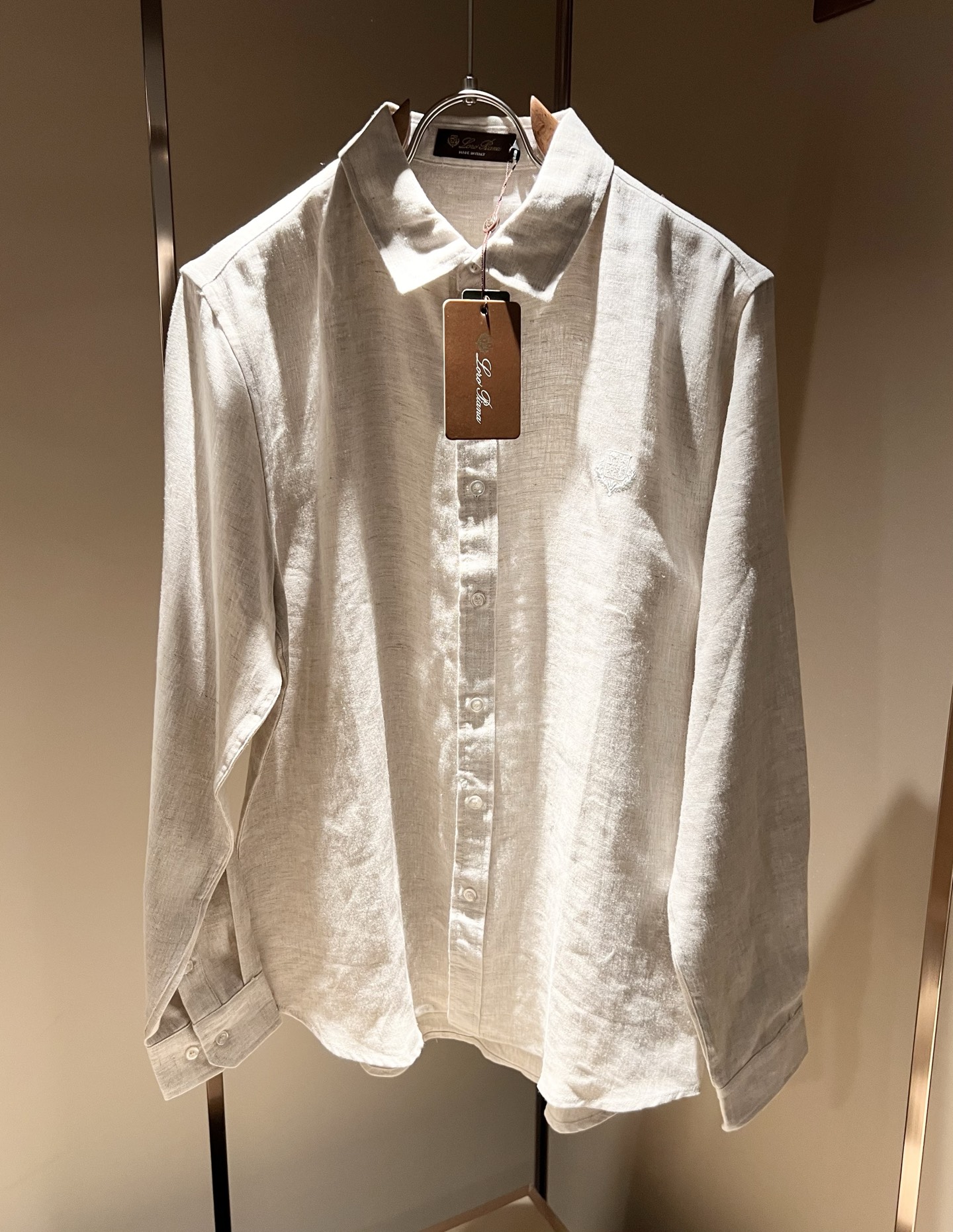 NO:530724,Loro Piana 2025 autumn and winter men's suit, the latest trade orders and all the quality!  !  Internet celebrity style!  The upper body is comfortable and breathable, not stiff, and the overall three-dimensional feeling is rich. Quality export orders, customized exclusive linen fabric tailoring to meet the simple needs of commuters for dressing. The upper body is very effective, slim and not picky about the figure. The fabric workmanship... Improper, only good craftsmanship can make you feel good and tasteful. A must-have item for everyone!  Size M-4XL, loro piana, alexander wang19860909Loro Piana诺悠翩雅 2025秋冬男士套装,最新的贸易订单全品相！！网红款！上身舒适透气,不僵硬,整体有着丰富的立体感,品质出口订单,定制专属亚麻面料剪裁,满足通勤人们对于着装的简约需求,上身效果很好,显瘦,不挑剔身材.面料做工....无可挑剔,好工艺好面料才能穿出好品味一款,人手必备单品！尺码M-4XL,,loro piana,alexander wang,Men's clothing