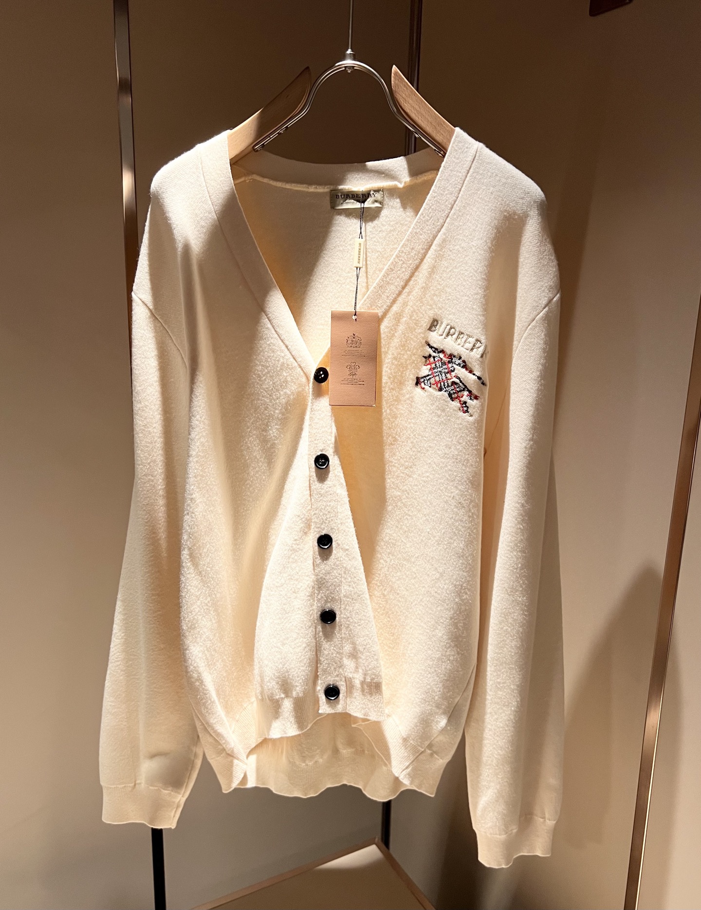 Bur*erry 巴*莉 2025秋冬新款长袖针织羊毛开衫，品牌经典设计元素！既不单调也不复杂,恰到好处