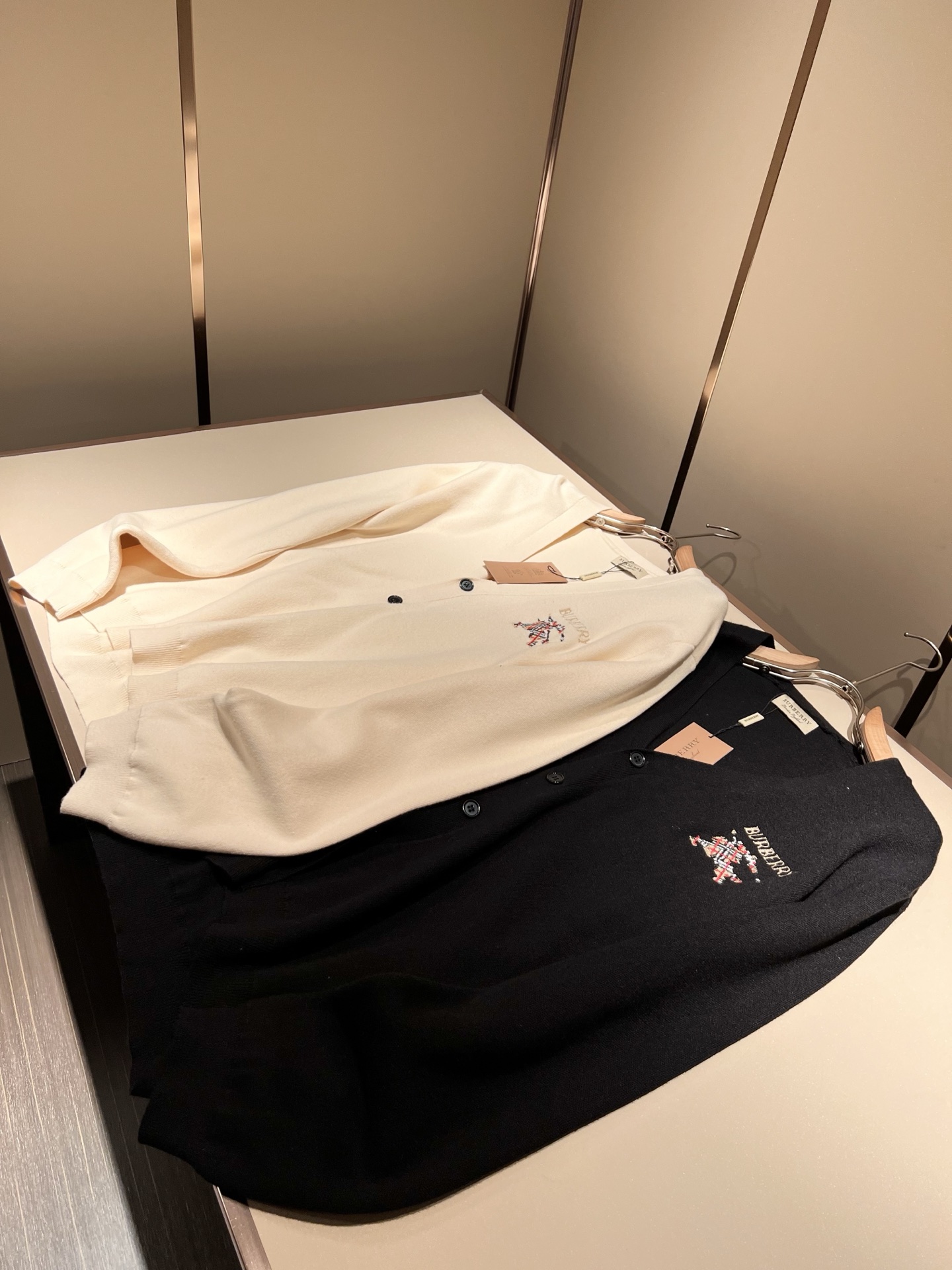 Bur*erry 巴*莉 2025秋冬新款长袖针织羊毛开衫，品牌经典设计元素！既不单调也不复杂,恰到好处