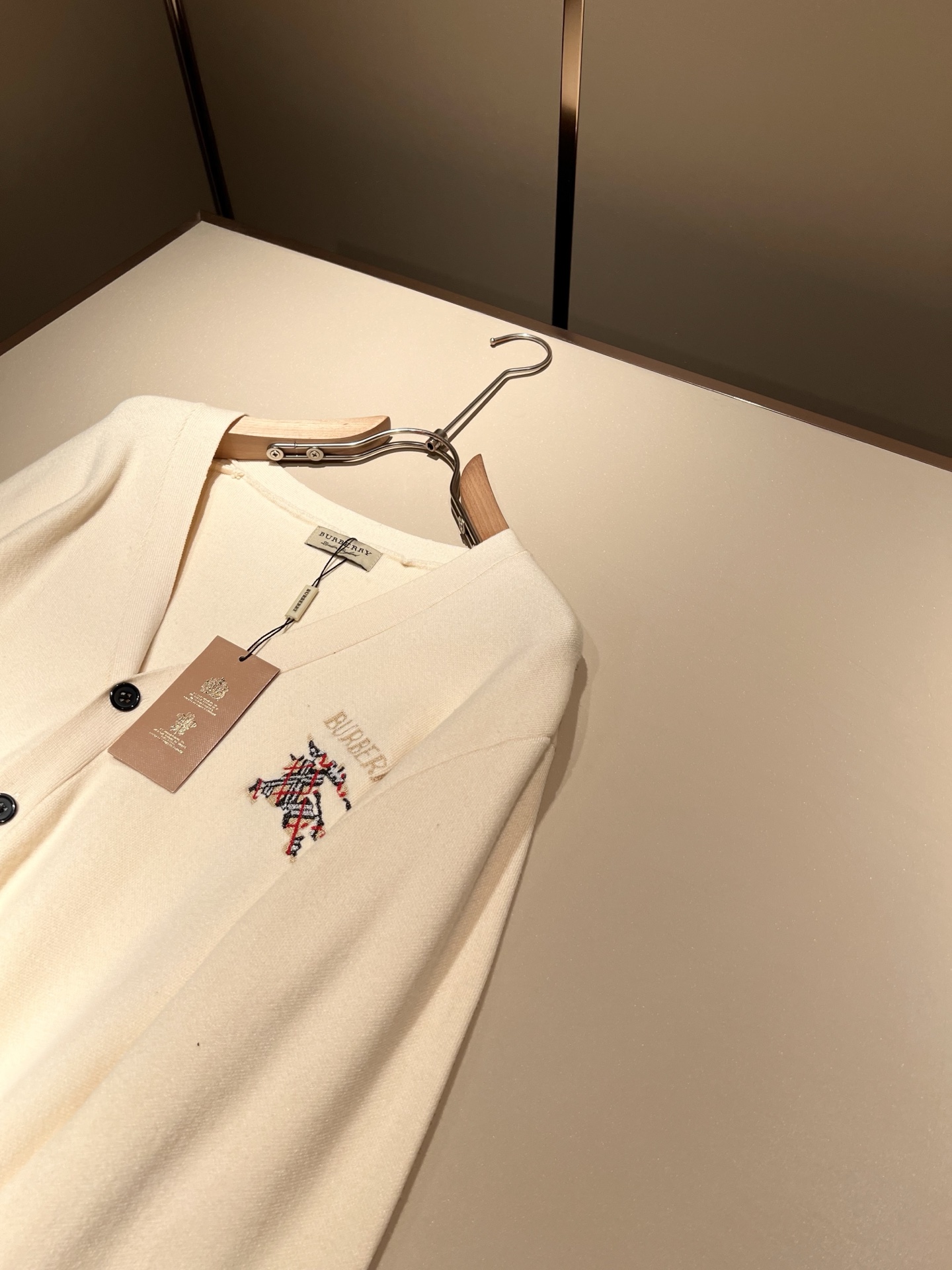 Bur*erry 巴*莉 2025秋冬新款长袖针织羊毛开衫，品牌经典设计元素！既不单调也不复杂,恰到好处