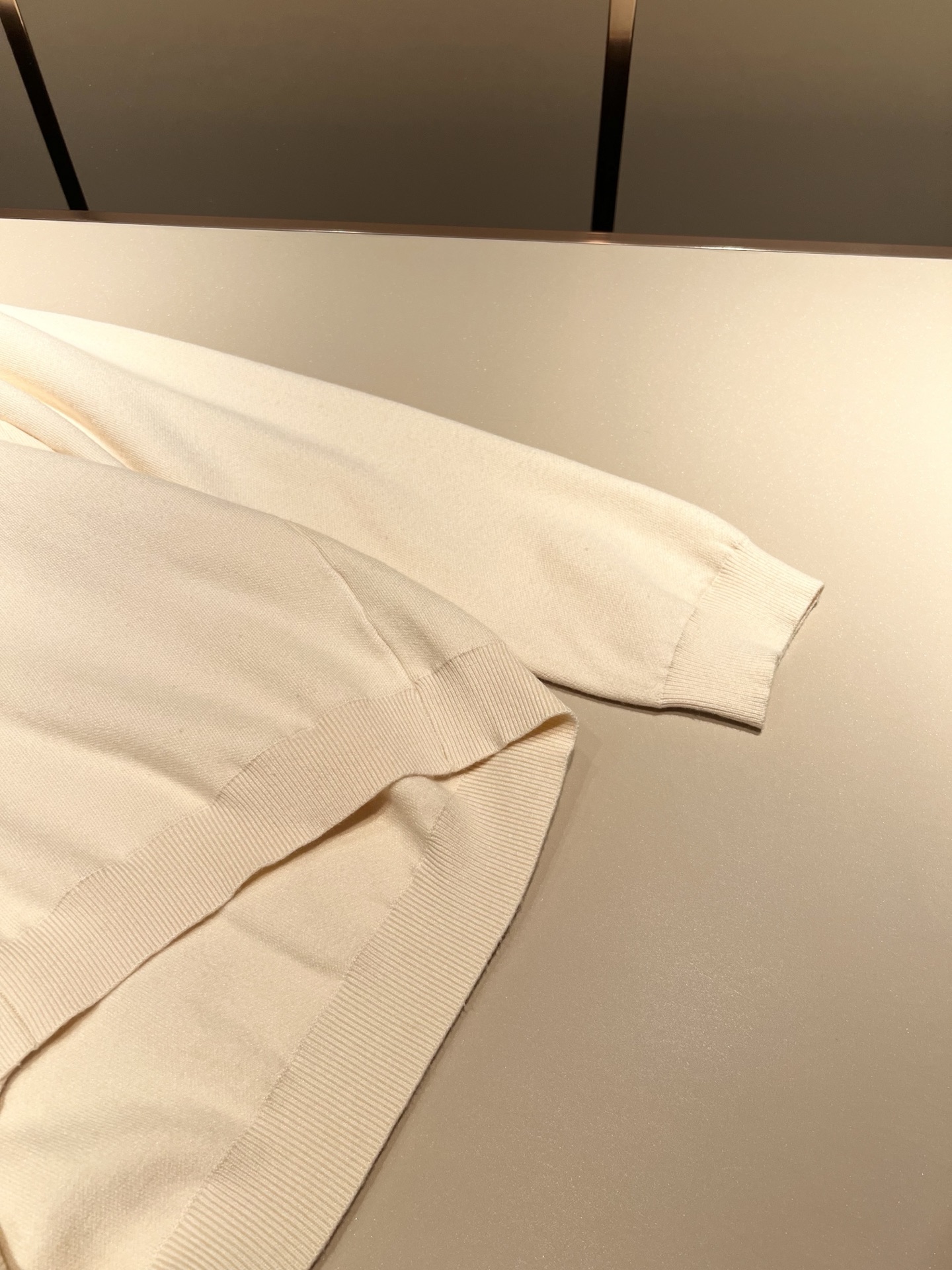 Bur*erry 巴*莉 2025秋冬新款长袖针织羊毛开衫，品牌经典设计元素！既不单调也不复杂,恰到好处