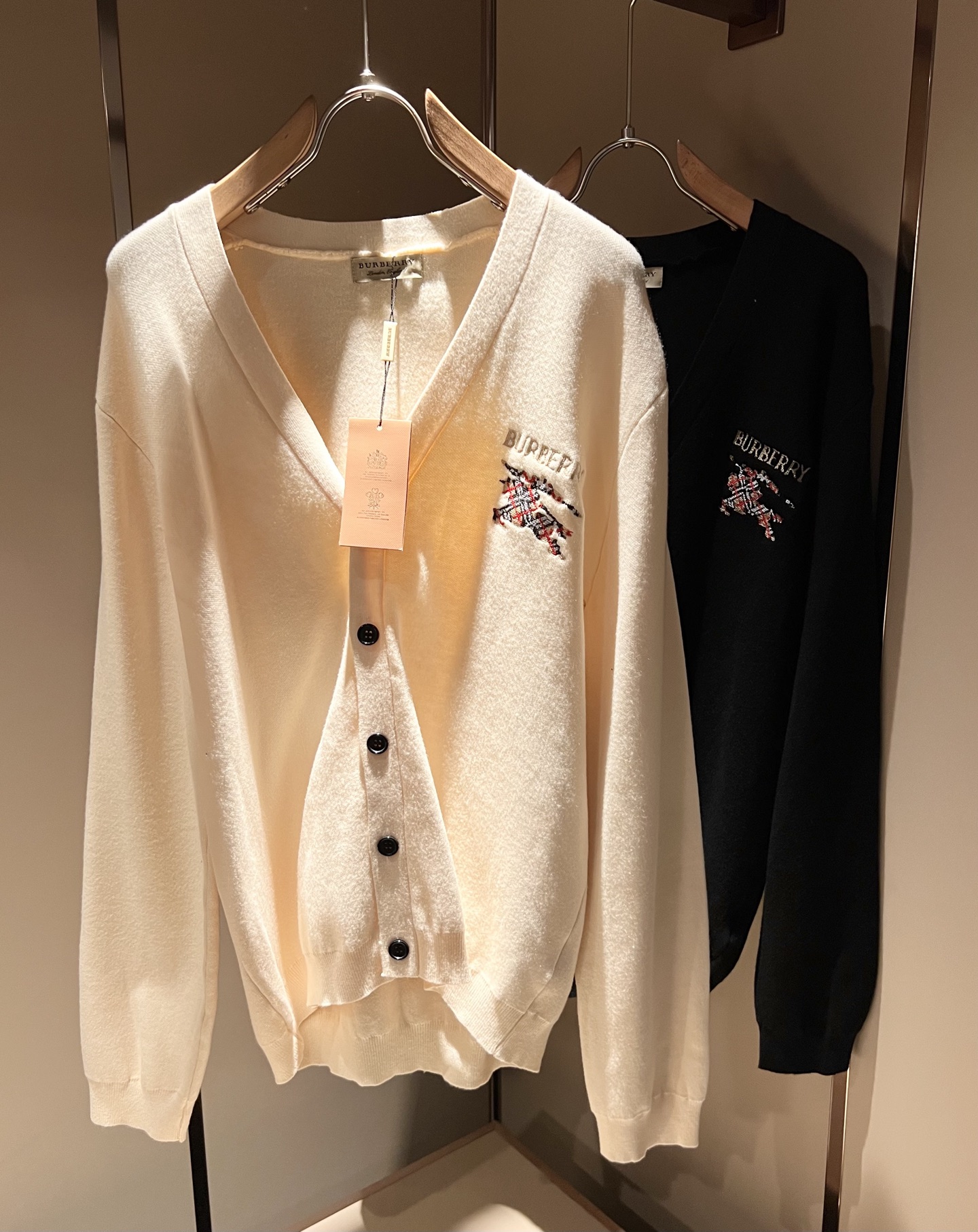 NO:530732,Bur*erry 2025 autumn and winter new long-sleeved knitted wool cardigan, brand classic design elements!  Neither monotonous nor complicated, it shows taste just right!  Customized wool fabrics are available for customers!  Comfortable and breathable are no problem at all. The unique high luxury of the fabric presents a simple and elegant temperament!  Logo logo pattern embroidery design!  Every detail is a synchronized with high-end fashion. Size: M-3XL, burberry, alexander wang19860909Bur*erry 巴*莉 2025秋冬新款长袖针织羊毛开衫,品牌经典设计元素！既不单调也不复杂,恰到好处的展现品味！客供定制羊毛面料！舒适透气根本不在话下,面料独具的高奢感呈现简约优雅气质！标识logo图案刺绣设计！每一处细节都是与高端时尚同步的体现.尺码:M-3XL,,burberry,alexander wang,Men's clothing