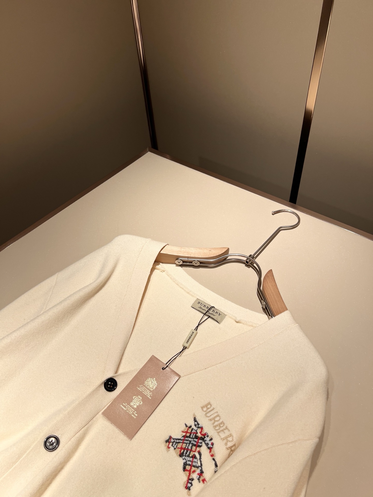 Bur*erry 巴*莉 2025秋冬新款长袖针织羊毛开衫，品牌经典设计元素！既不单调也不复杂,恰到好处