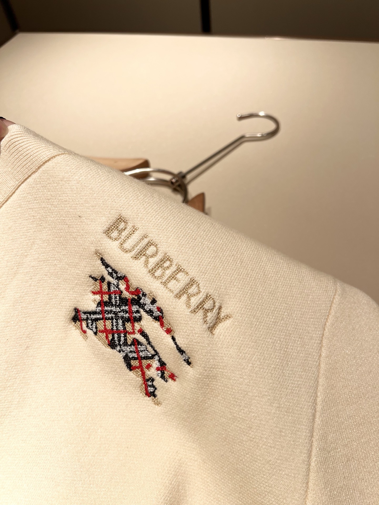 Bur*erry 巴*莉 2025秋冬新款长袖针织羊毛开衫，品牌经典设计元素！既不单调也不复杂,恰到好处