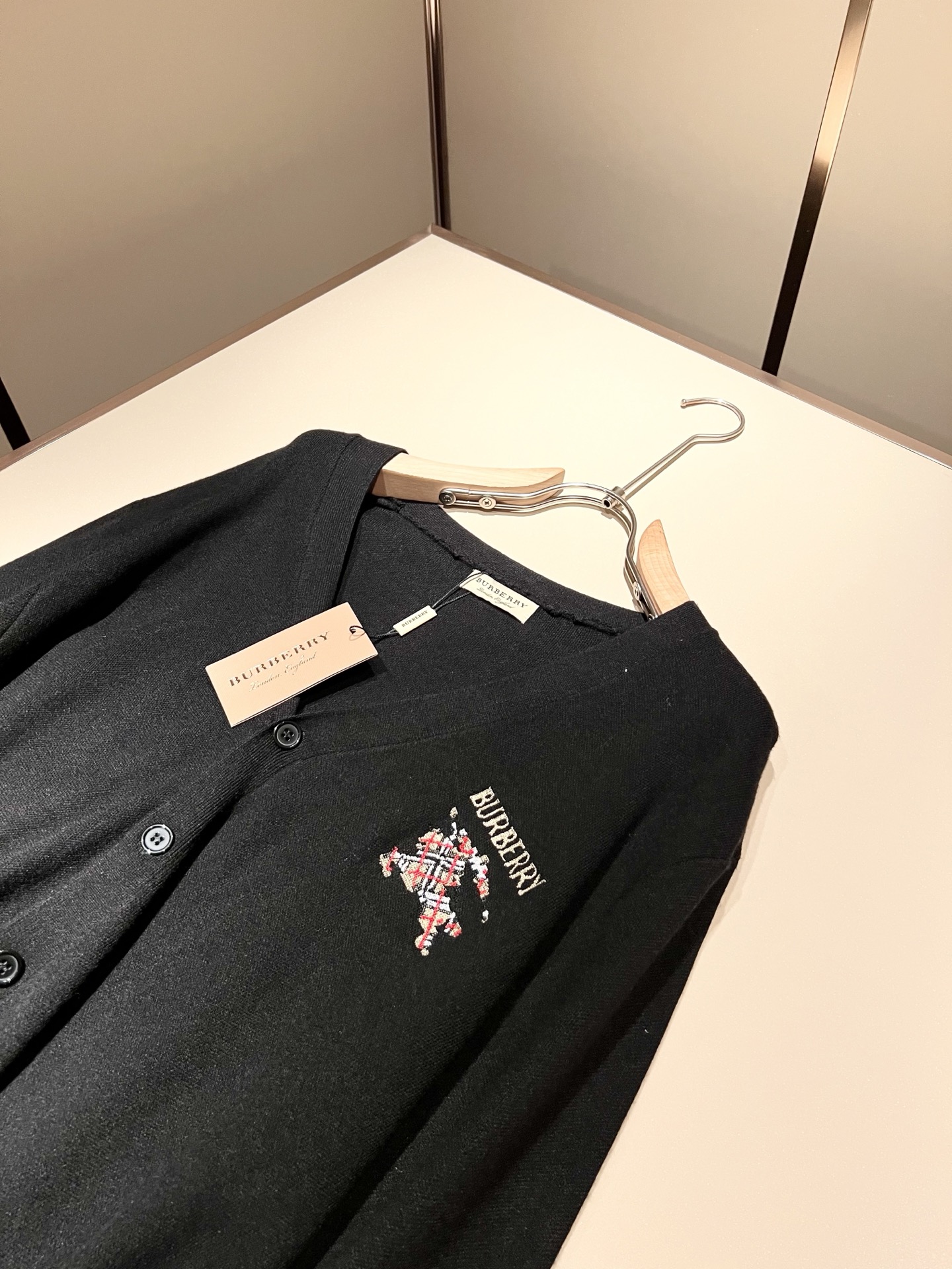 Bur*erry 巴*莉 2025秋冬新款长袖针织羊毛开衫，品牌经典设计元素！既不单调也不复杂,恰到好处