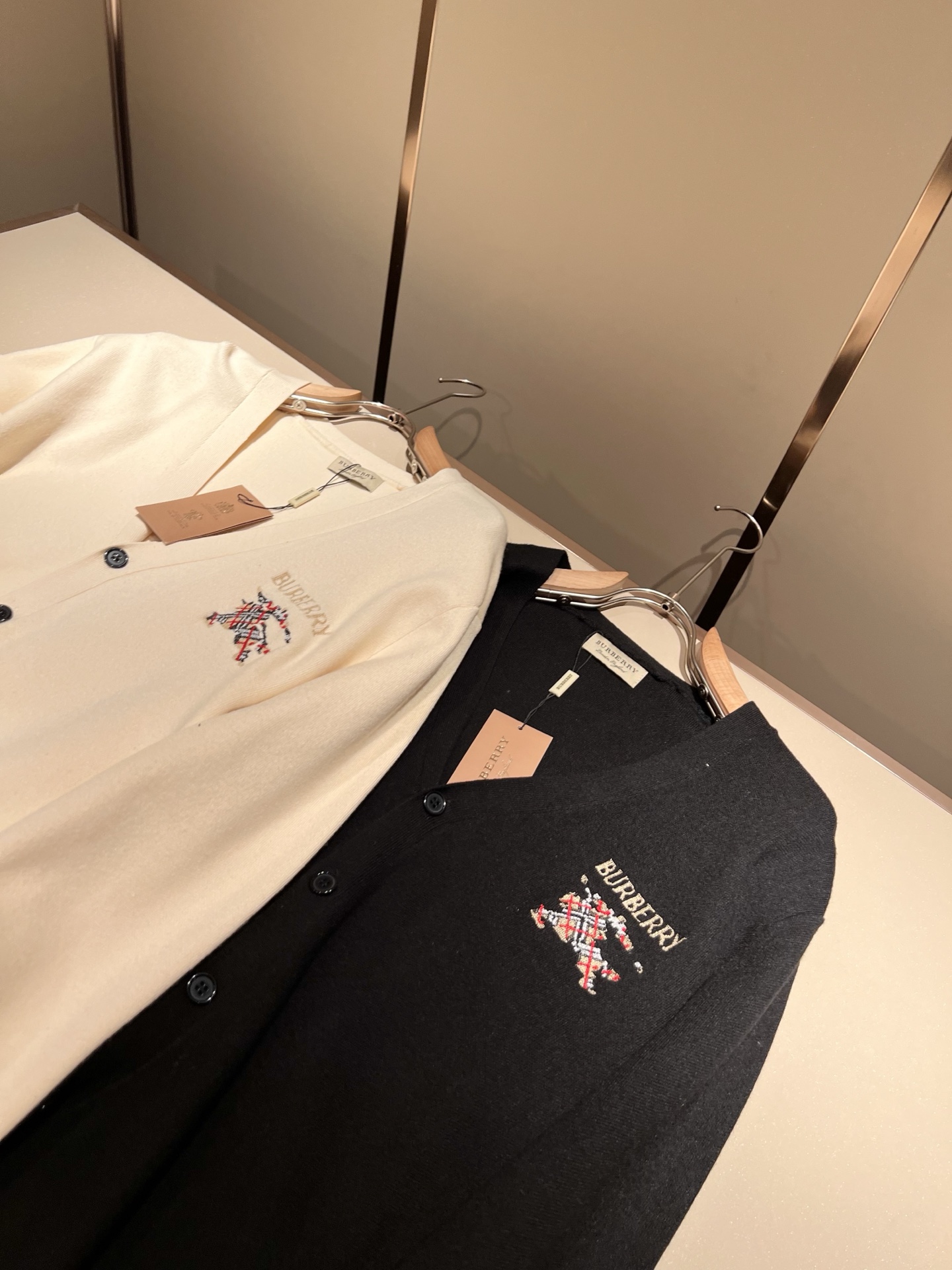 Bur*erry 巴*莉 2025秋冬新款长袖针织羊毛开衫，品牌经典设计元素！既不单调也不复杂,恰到好处