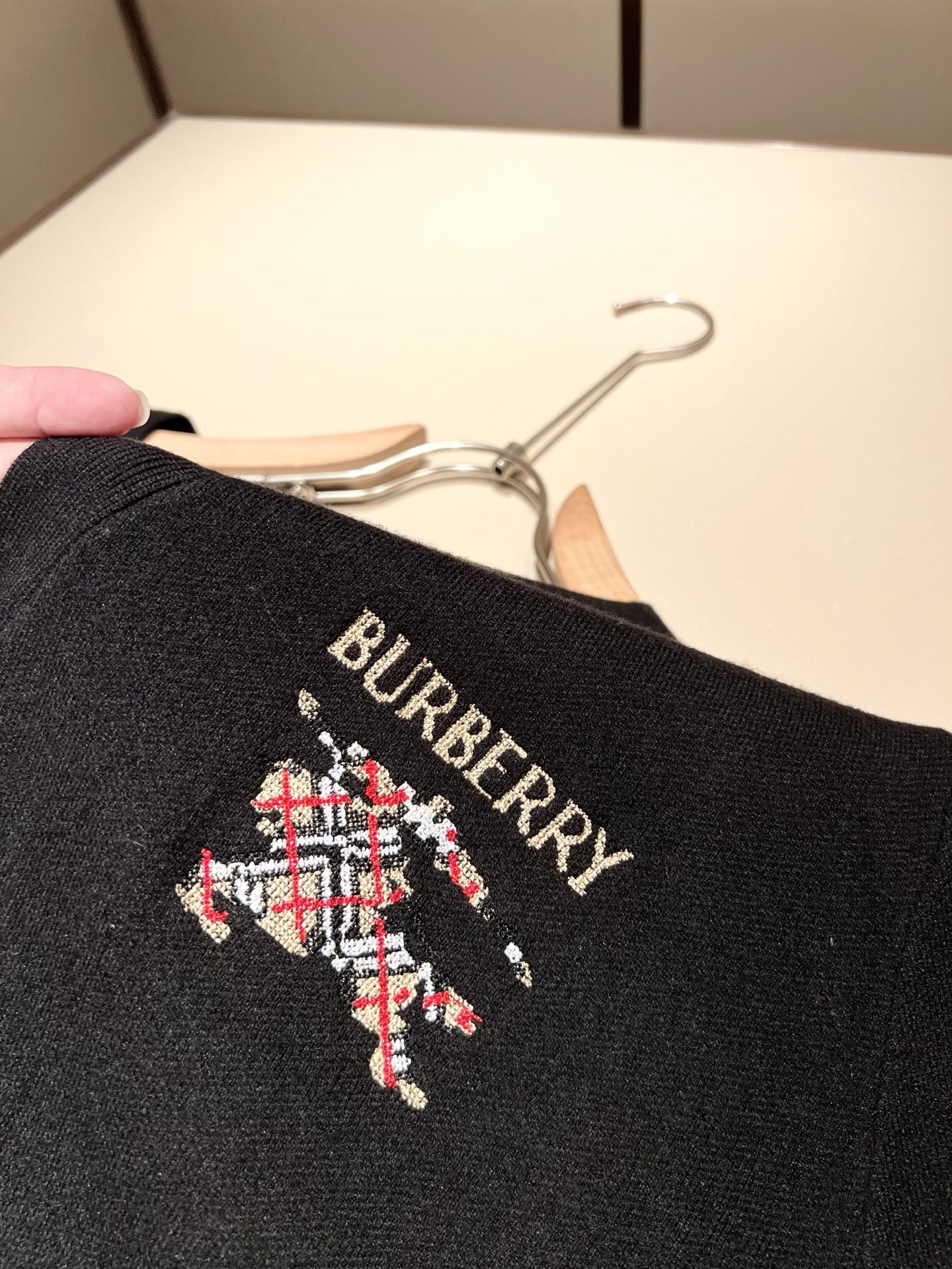 Bur*erry 巴*莉 2025秋冬新款长袖针织羊毛开衫，品牌经典设计元素！既不单调也不复杂,恰到好处