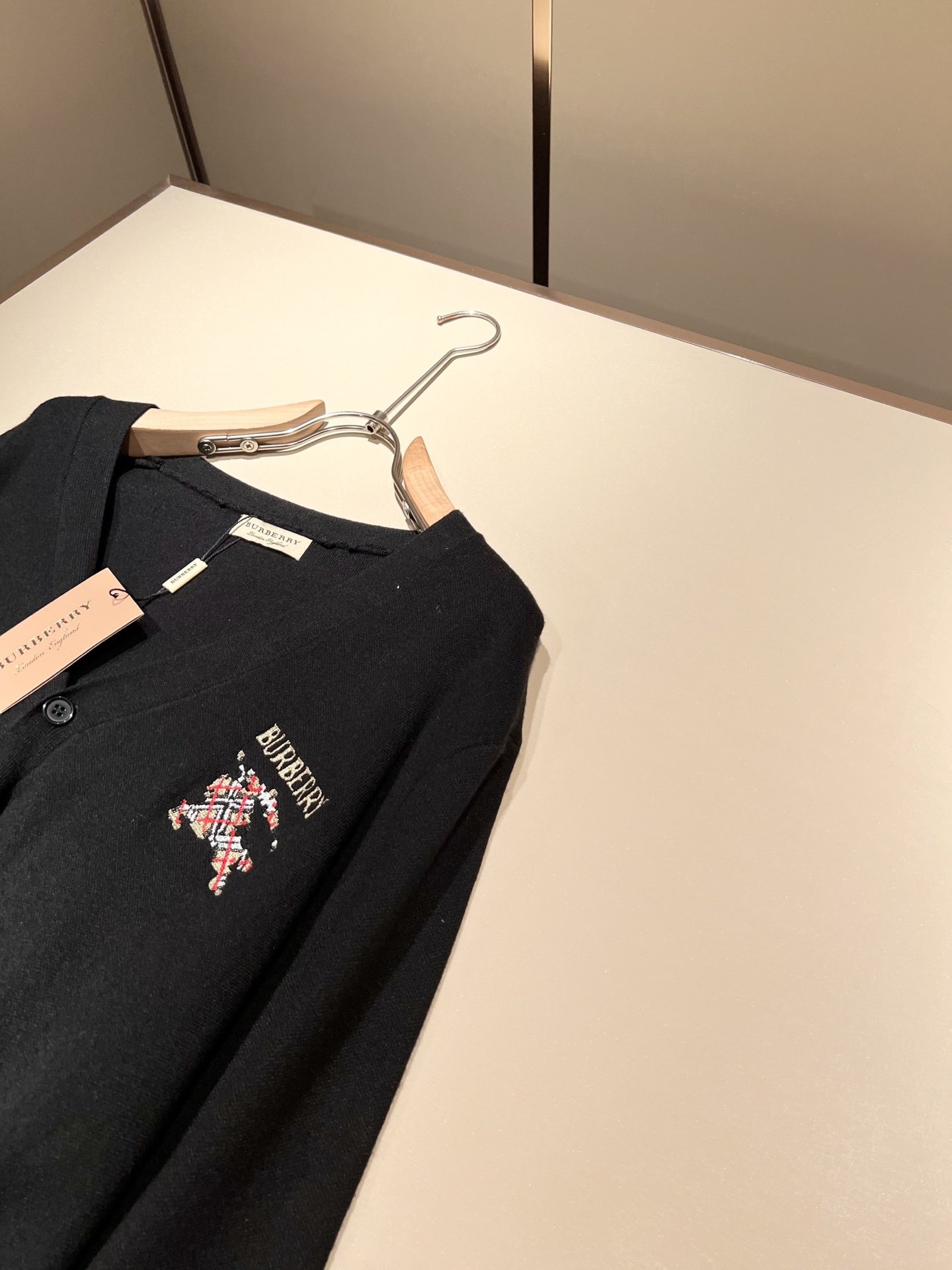 Bur*erry 巴*莉 2025秋冬新款长袖针织羊毛开衫，品牌经典设计元素！既不单调也不复杂,恰到好处