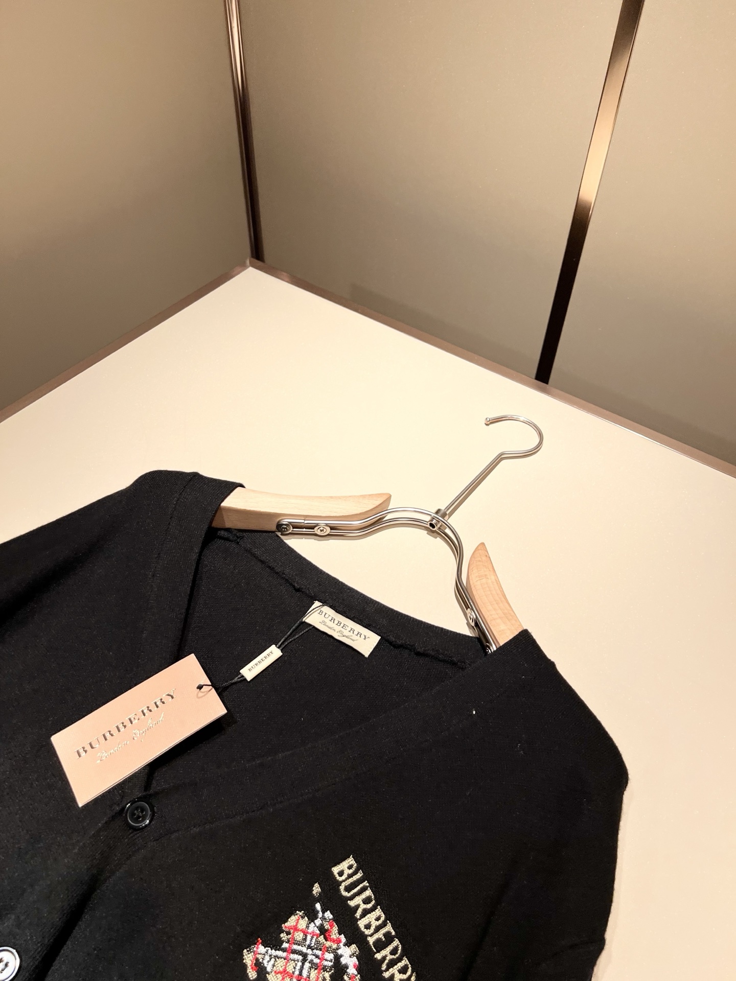 Bur*erry 巴*莉 2025秋冬新款长袖针织羊毛开衫，品牌经典设计元素！既不单调也不复杂,恰到好处