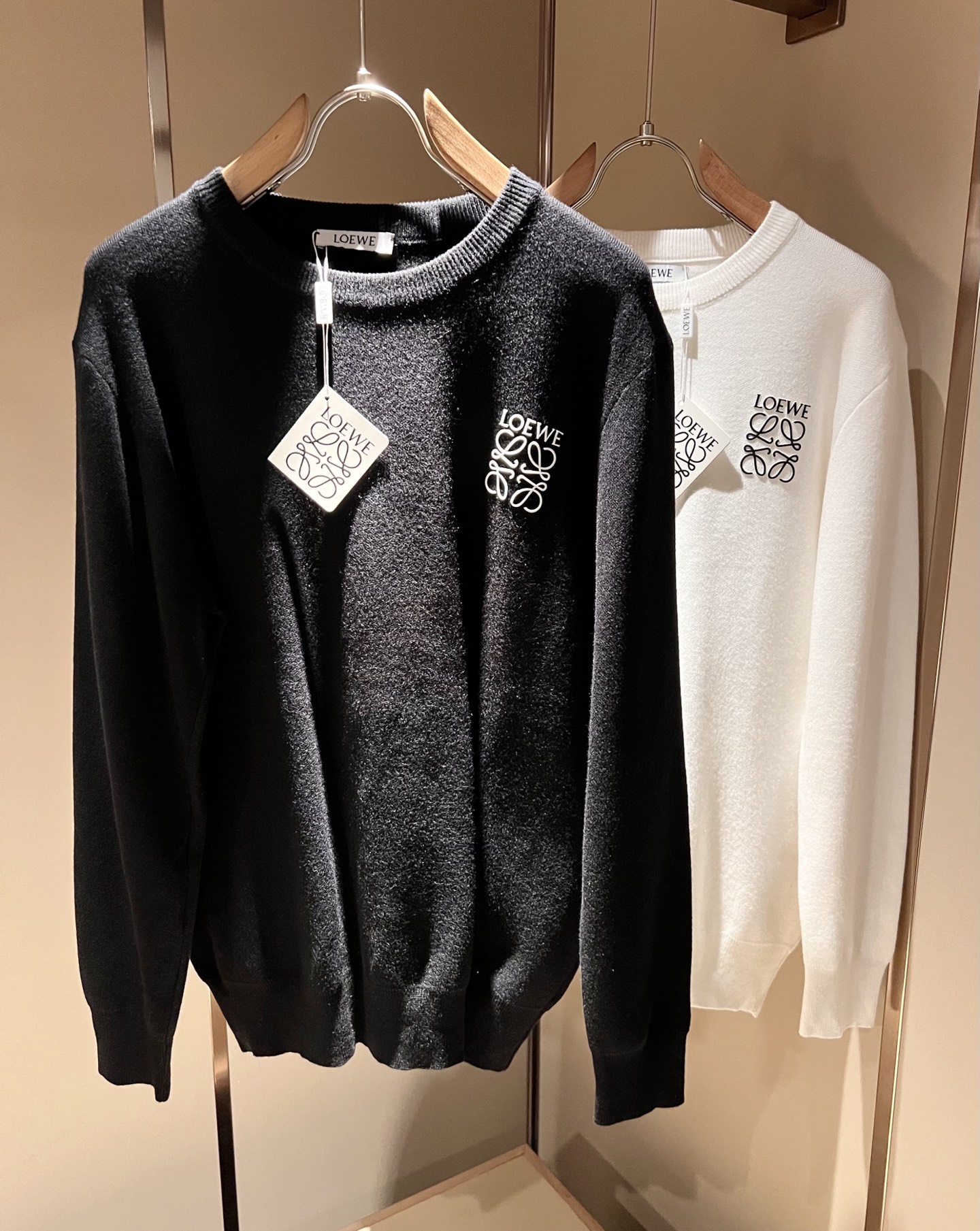 NO:531913,LO*WE/Luo*Wei autumn and winter new men and women's same knitted wool sweaters, trading company channel goods, the latest products in the year, official cabinets sold simultaneously, classic star-grade products!  LO*WE's leather goods have the highest voice in the entire fashion circle, with a high brand value and influence, and a century-old historical and cultural heritage. The royal noble brand has subverted modern aesthetics with its exquisite handicrafts and design sense!  The overall design conforms to the aesthetic design of LOE home, uses classic brand elements, perfectly follows the essence and genes of LOE home, and designs logo logo pattern glue-pressing design!  The visual is quite exquisite and beautiful, showing the brand's characteristics, with a high recognition and a very fashionable feel. The overall design explains minimalism to the extreme, simple and generous!  Customers supply high-end materials imported from Egypt, and select high-end knitted wool fabrics!  Extremely luxurious and special materials, all fabric attributes are superior, the touch experience is self-evident, and the ultimate luxury enjoyment!  The quality is perfect, the details are exquisite and exquisite, which not only reduces age and highlights the fashionable temperament. The upper body is full of temperament. The color matching is quite in line with the needs of the matching season, and the control is extremely high. It has no need to define age and has an excellent styling feel!  Size M-3XL, loewe, alexander wang19860909LO*WE/罗*威秋冬新款男女同款针织羊毛衫,贸易公司渠道货,年最新品,官柜同步售卖,经典明星级单品！LO*WE家的皮具单品在整个时装圈最有极高的的发言权,品牌价值影响力颇高,有着百年历史文化底蕴,皇室御贵族御用品牌,其精湛的手工艺及设计感颠覆了现代审美！整体的设计符合LOE家美学设计,运用了经典的品牌元素,完美沿袭了LOE家的精髓与基因,设计logo标识图案压胶设计！视觉颇为精致美观,彰显了品牌特质,辨识度极高且极具时髦感,整体的设计将极简主义阐释到极致,简约而大方！客供埃及进口高级物料,甄选高端针织羊毛面料！极为奢华特殊的材质,面料属性皆为上乘,触感体验不言而喻,奢华极致享受！品相完美如斯,细节处处精致考究,即减龄又凸显了时髦气质感,上身满满的气质感,配色相当符合搭配季节需求,驾驭度混搭性极高,无关年龄界定,造型感极佳的一款单品！尺码M-3XL,,loewe,alexander wang,Men's clothing