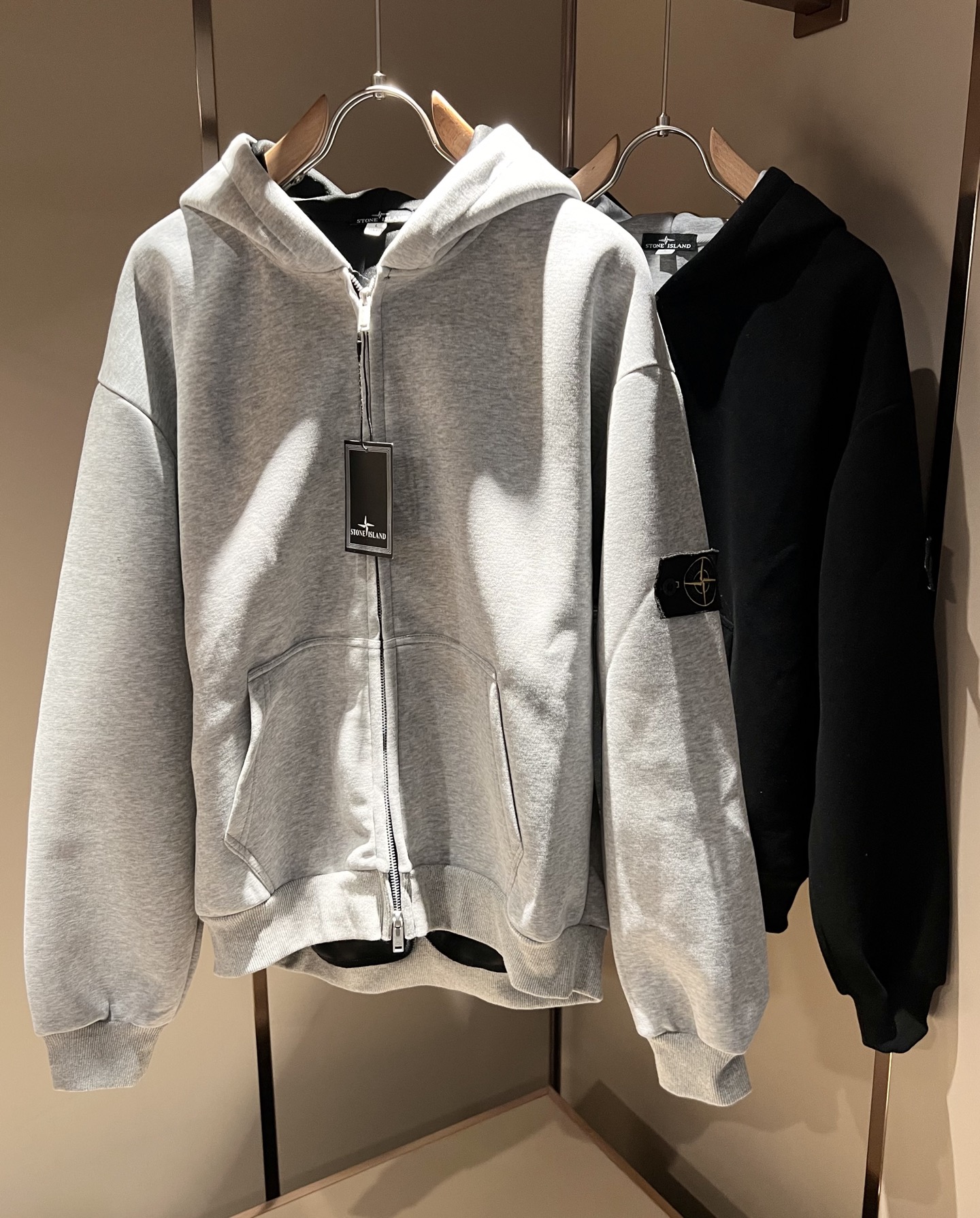 NO:530726,StoneIsland 2025 autumn and winter new men and women's hooded sweatshirt, the latest brand design elements!  Neither monotonous nor complicated, it shows taste just right!  Custom imported pure cotton fabrics are provided for customers!  The unique high-end three-dimensional feeling of the fabric presents a simple and elegant temperament!  Sleeve logo badge decoration!  Full of fashionable logo elements design!  Full three-dimensional! Standard cutting design!  Every detail is a synchronized with high-end fashion. Size: M-2XL, hoodie, sweatshirts, hats, alexander wang19860909StoneIsland 石头岛2025秋冬新款男女同款连帽卫衣,品牌最新设计元素！既不单调也不复杂,恰到好处的展现品味！客供定制进口纯棉面料！面料独具的高奢立体感呈现简约优雅气质！袖子logo徽章修饰！满满的时尚logo元素设计！饱满立体!标准裁剪设计！每一处细节都是与高端时尚同步的体现. 尺码:M-2XL,,hoodie,sweatshirts,hats,alexander wang,Men's clothing