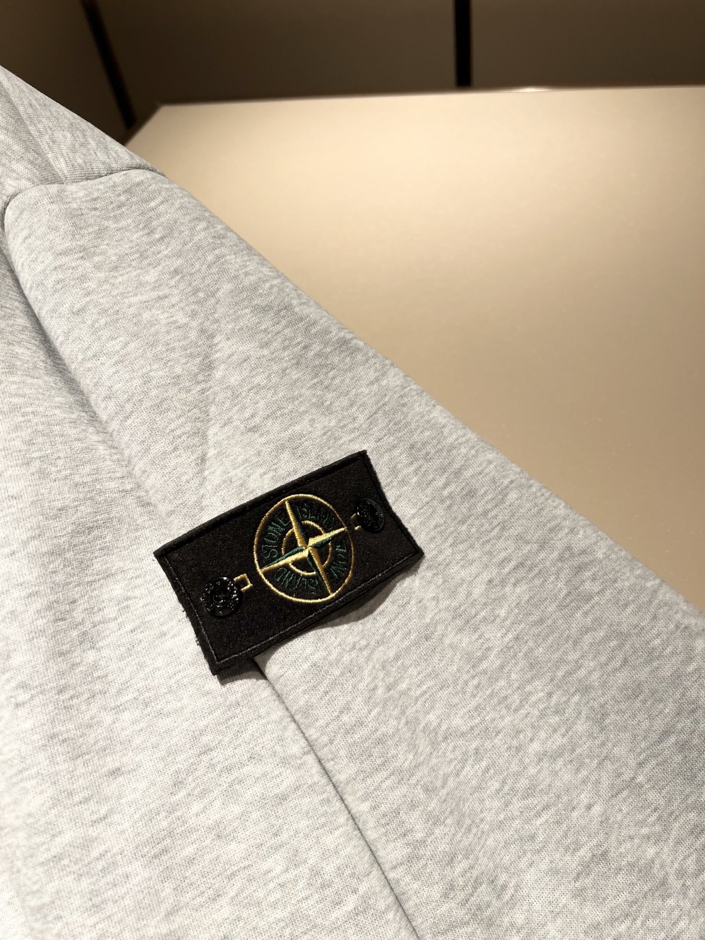 StoneIsland 石头岛2025秋冬新款男女同款👫连帽卫衣，品牌最新设计元素！既不单调也不复杂,恰