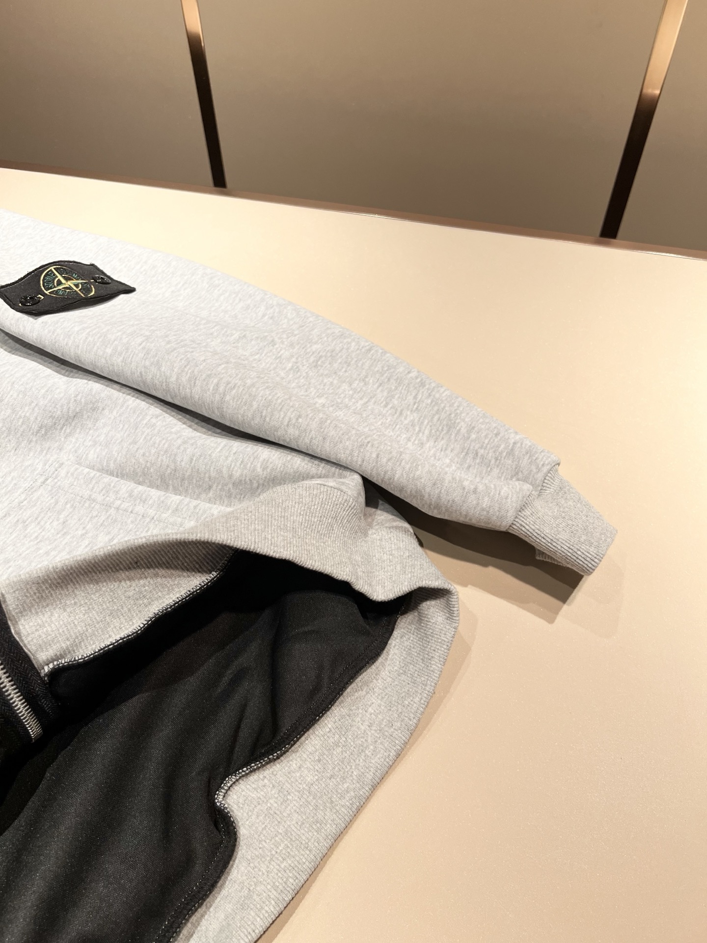 StoneIsland 石头岛2025秋冬新款男女同款👫连帽卫衣，品牌最新设计元素！既不单调也不复杂,恰