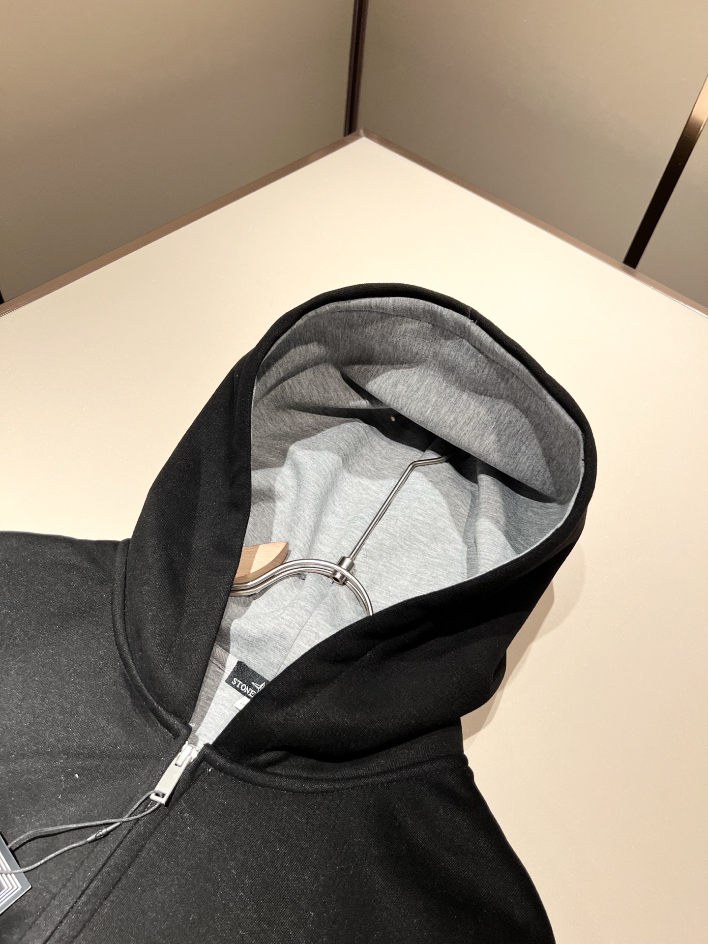 StoneIsland 石头岛2025秋冬新款男女同款👫连帽卫衣，品牌最新设计元素！既不单调也不复杂,恰