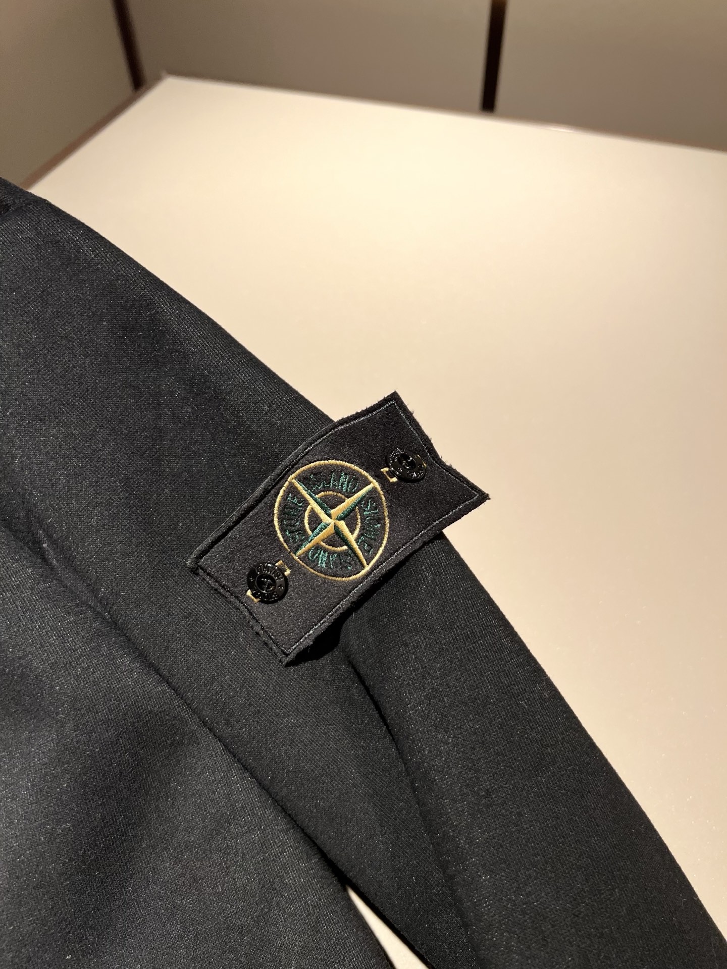 StoneIsland 石头岛2025秋冬新款男女同款👫连帽卫衣，品牌最新设计元素！既不单调也不复杂,恰