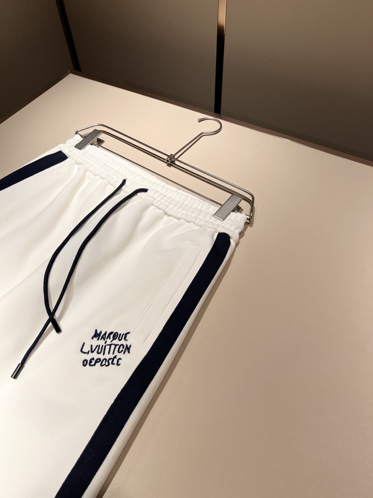 Louis Vuit*on 路易家族 2025秋冬新款套装，轻奢休闲套装，男女同款👫装饰！路易家族的新高