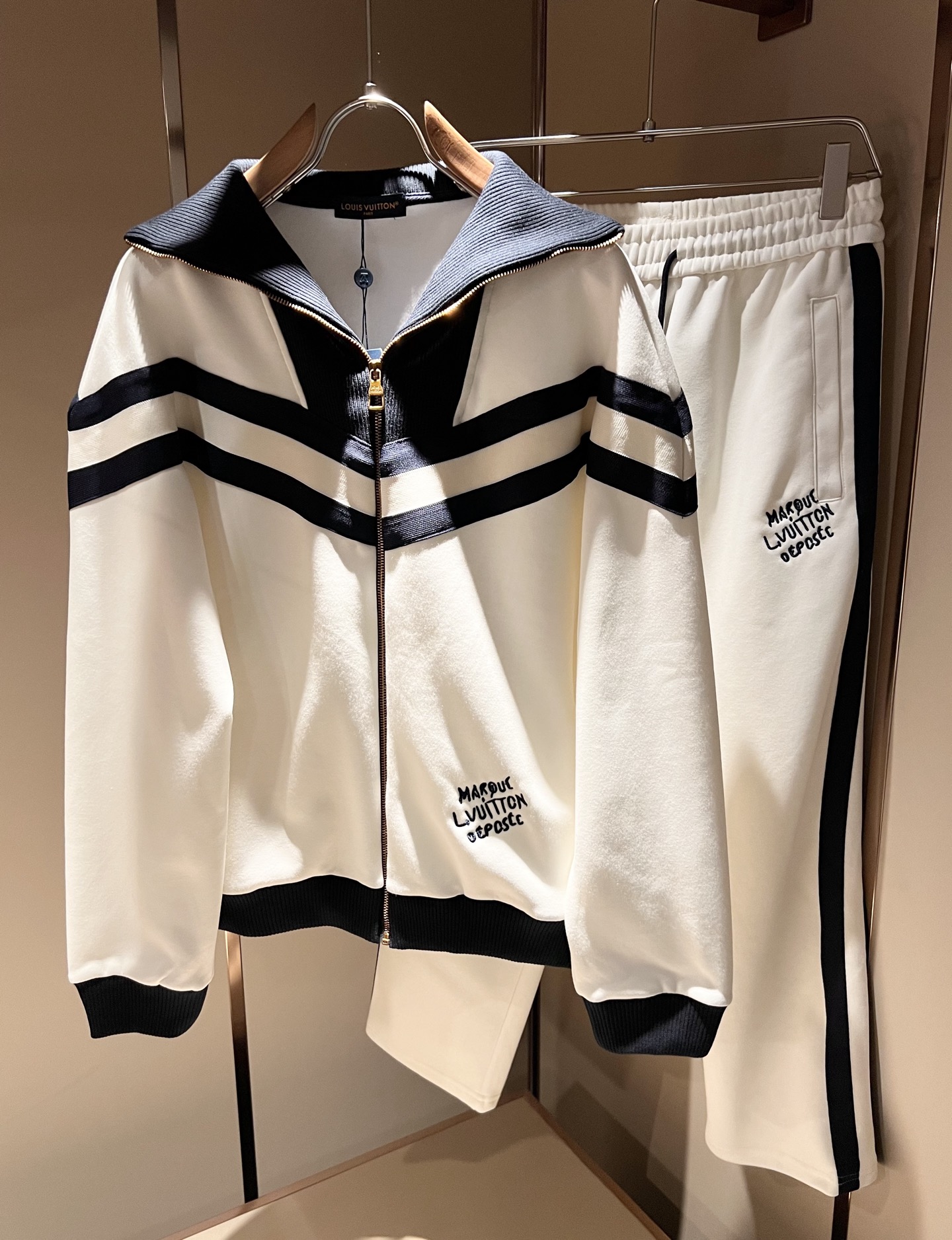 Louis Vuit*on 路易家族 2025秋冬新款套装，轻奢休闲套装，男女同款👫装饰！路易家族的新高