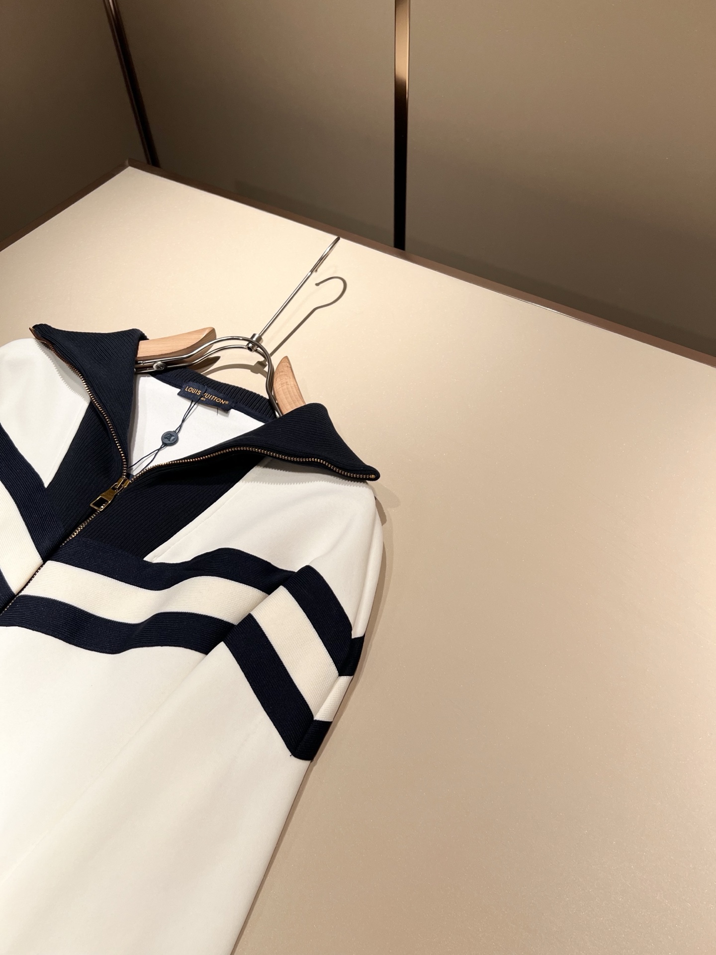 Louis Vuit*on 路易家族 2025秋冬新款套装，轻奢休闲套装，男女同款👫装饰！路易家族的新高