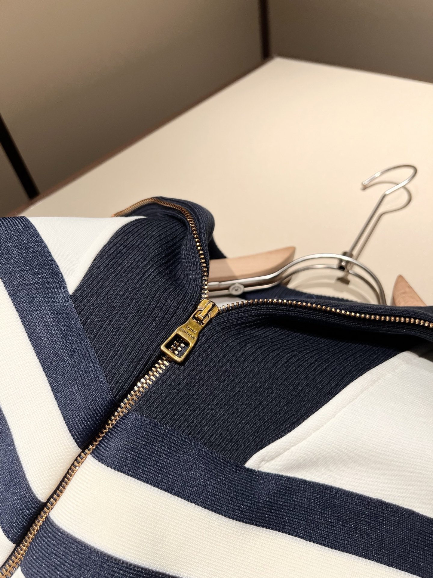 Louis Vuit*on 路易家族 2025秋冬新款套装，轻奢休闲套装，男女同款👫装饰！路易家族的新高