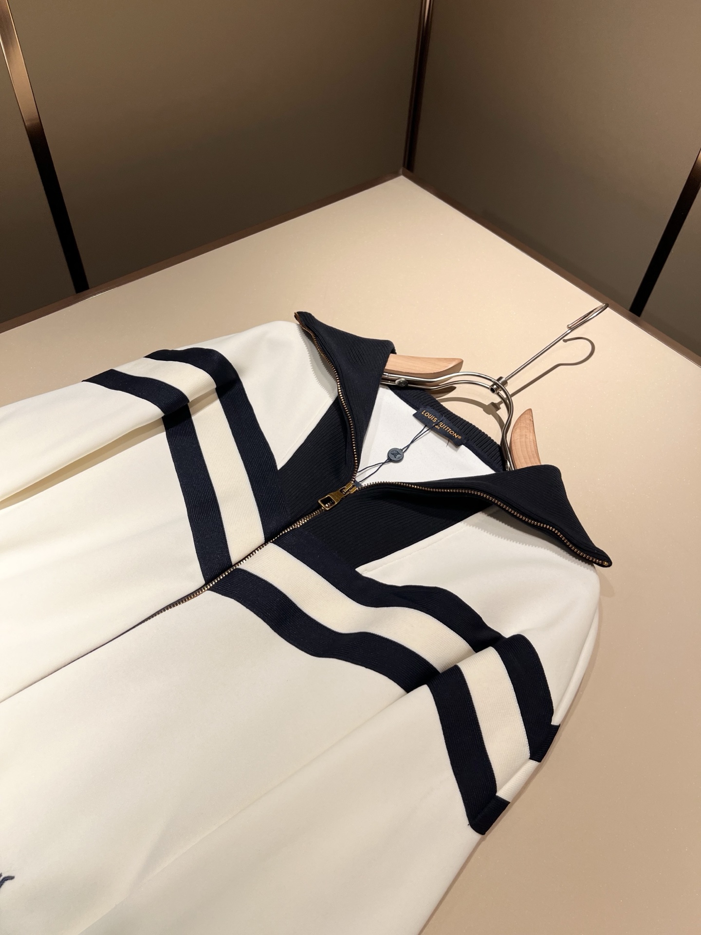 Louis Vuit*on 路易家族 2025秋冬新款套装，轻奢休闲套装，男女同款👫装饰！路易家族的新高