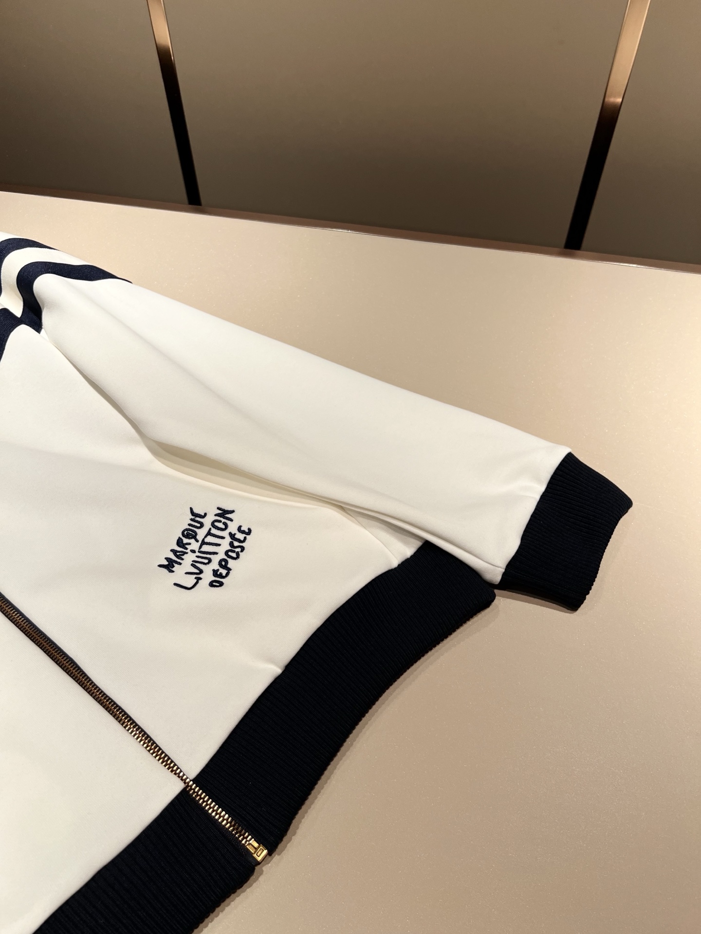 Louis Vuit*on 路易家族 2025秋冬新款套装，轻奢休闲套装，男女同款👫装饰！路易家族的新高