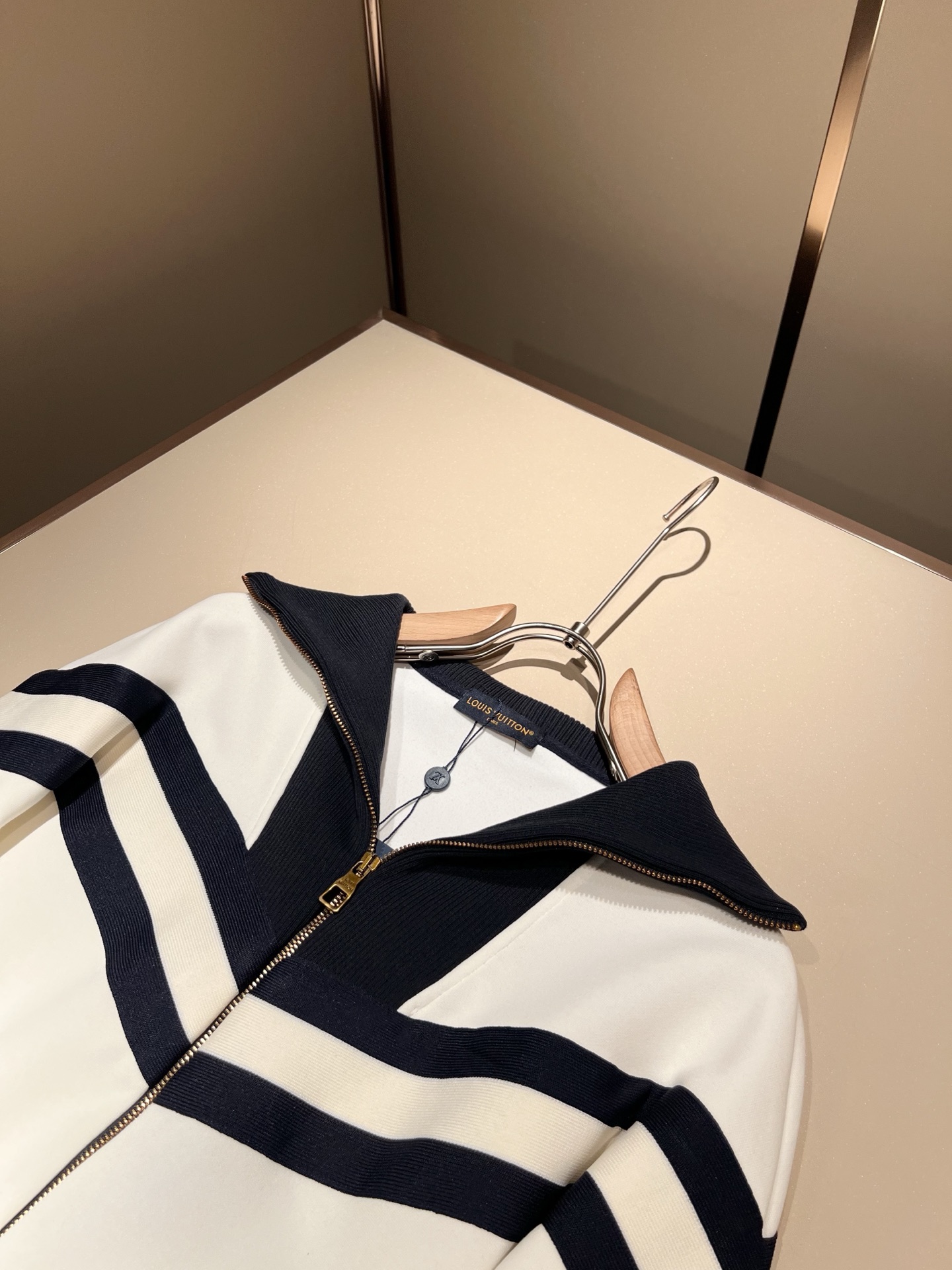 Louis Vuit*on 路易家族 2025秋冬新款套装，轻奢休闲套装，男女同款👫装饰！路易家族的新高