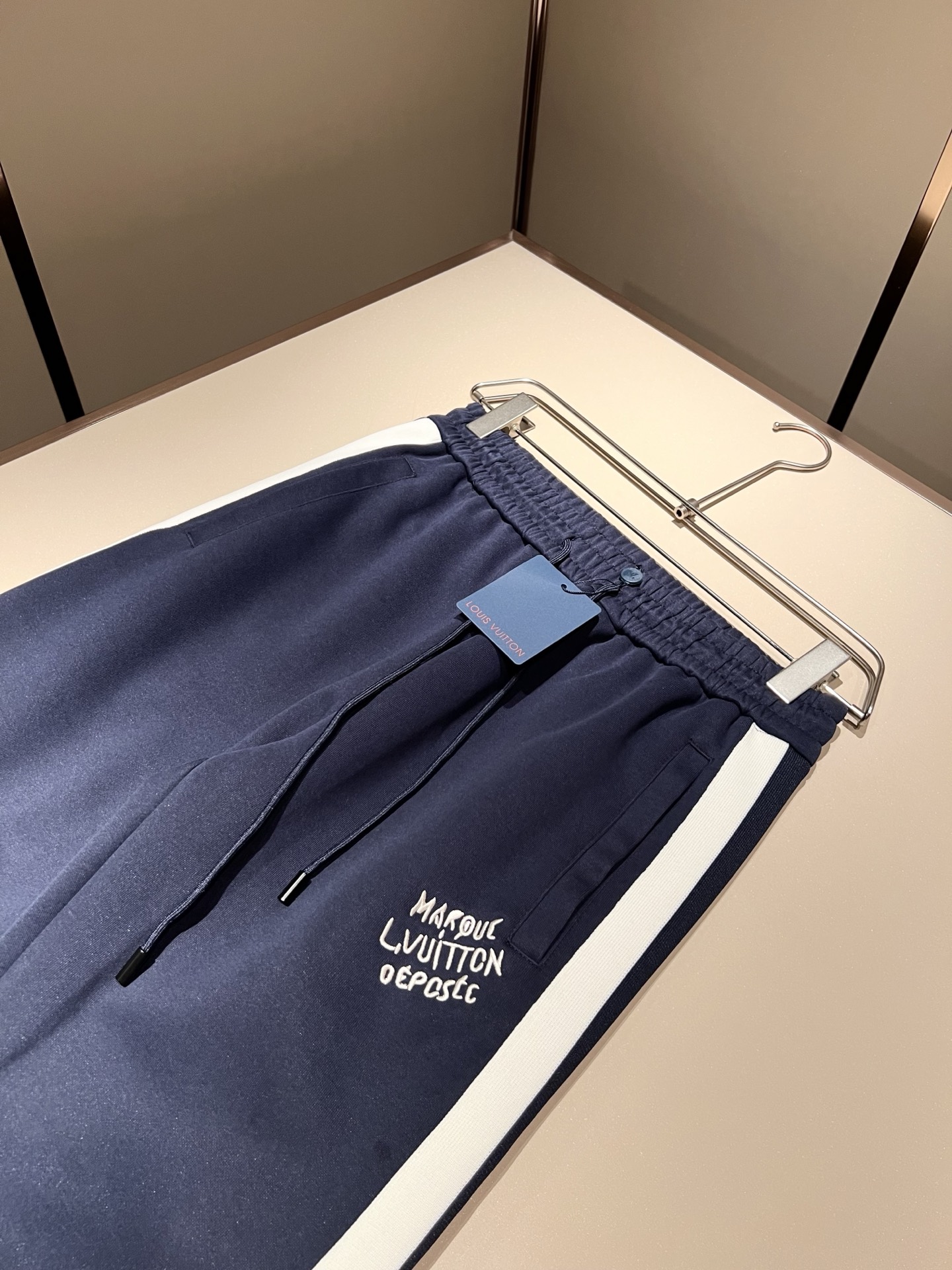 Louis Vuit*on 路易家族 2025秋冬新款套装，轻奢休闲套装，男女同款👫装饰！路易家族的新高