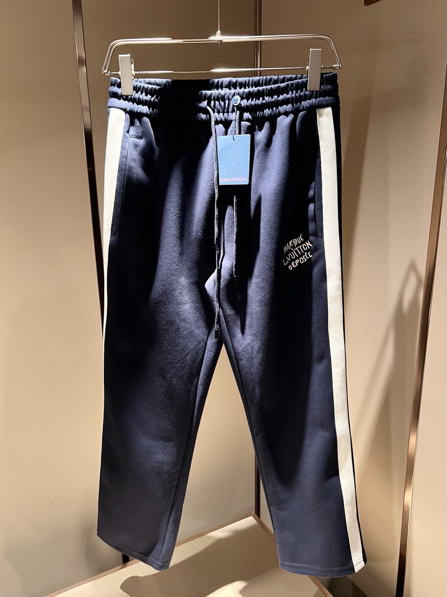 Louis Vuit*on 路易家族 2025秋冬新款套装，轻奢休闲套装，男女同款👫装饰！路易家族的新高