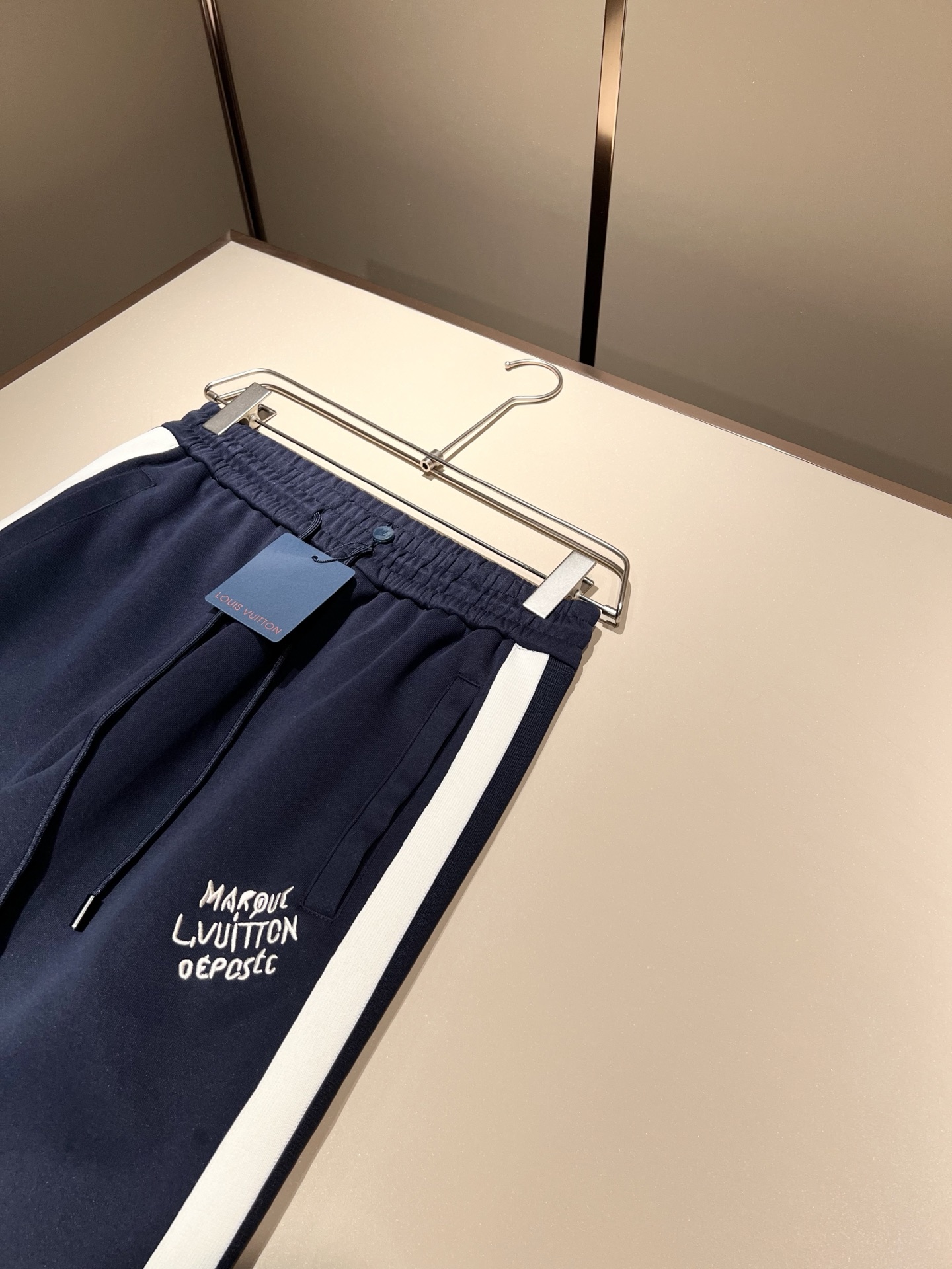 Louis Vuit*on 路易家族 2025秋冬新款套装，轻奢休闲套装，男女同款👫装饰！路易家族的新高