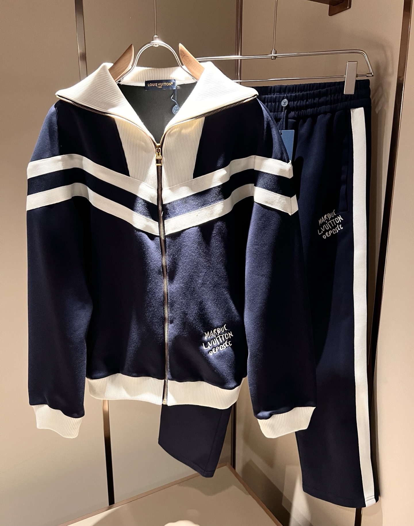 Louis Vuit*on 路易家族 2025秋冬新款套装，轻奢休闲套装，男女同款👫装饰！路易家族的新高