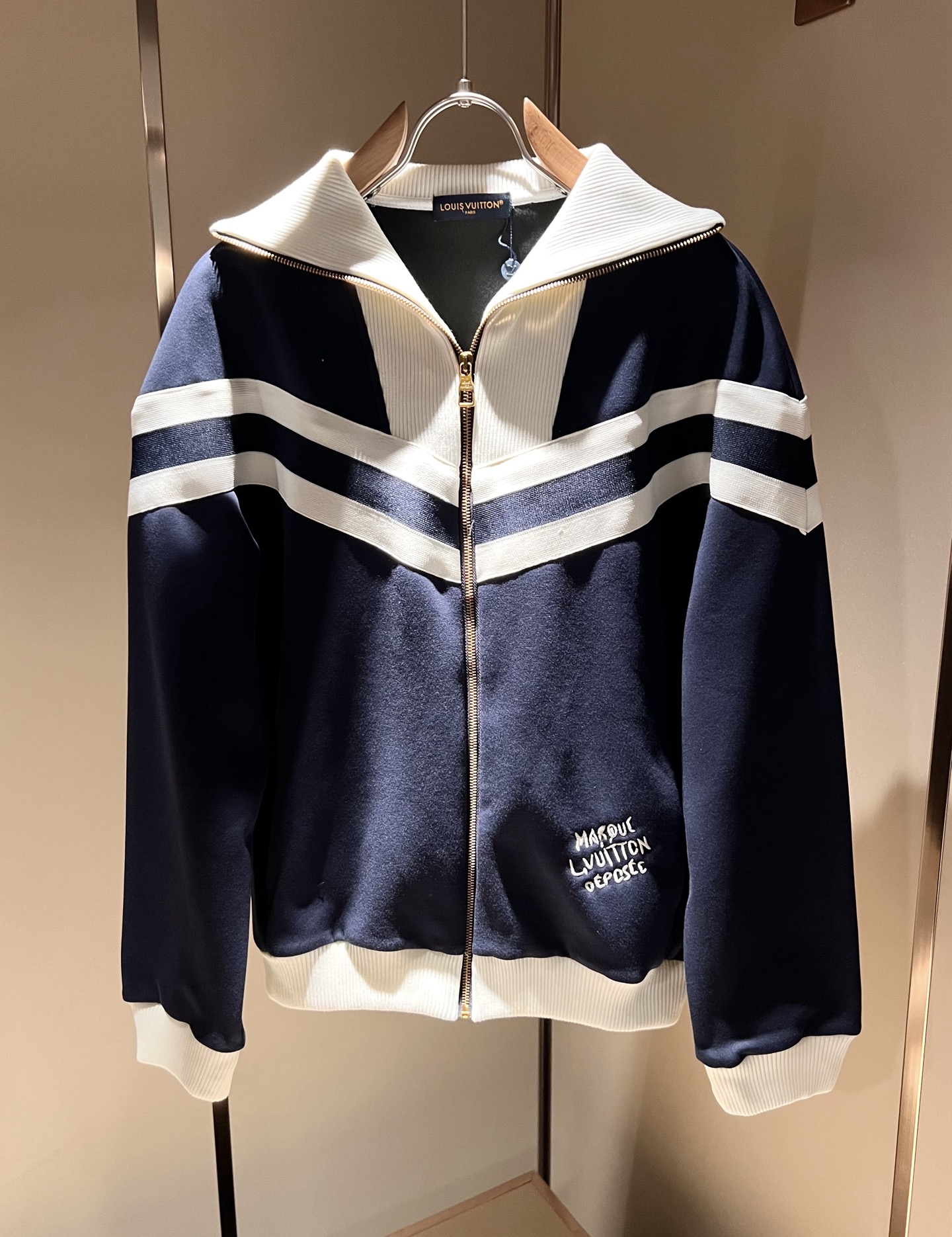 Louis Vuit*on 路易家族 2025秋冬新款套装，轻奢休闲套装，男女同款👫装饰！路易家族的新高