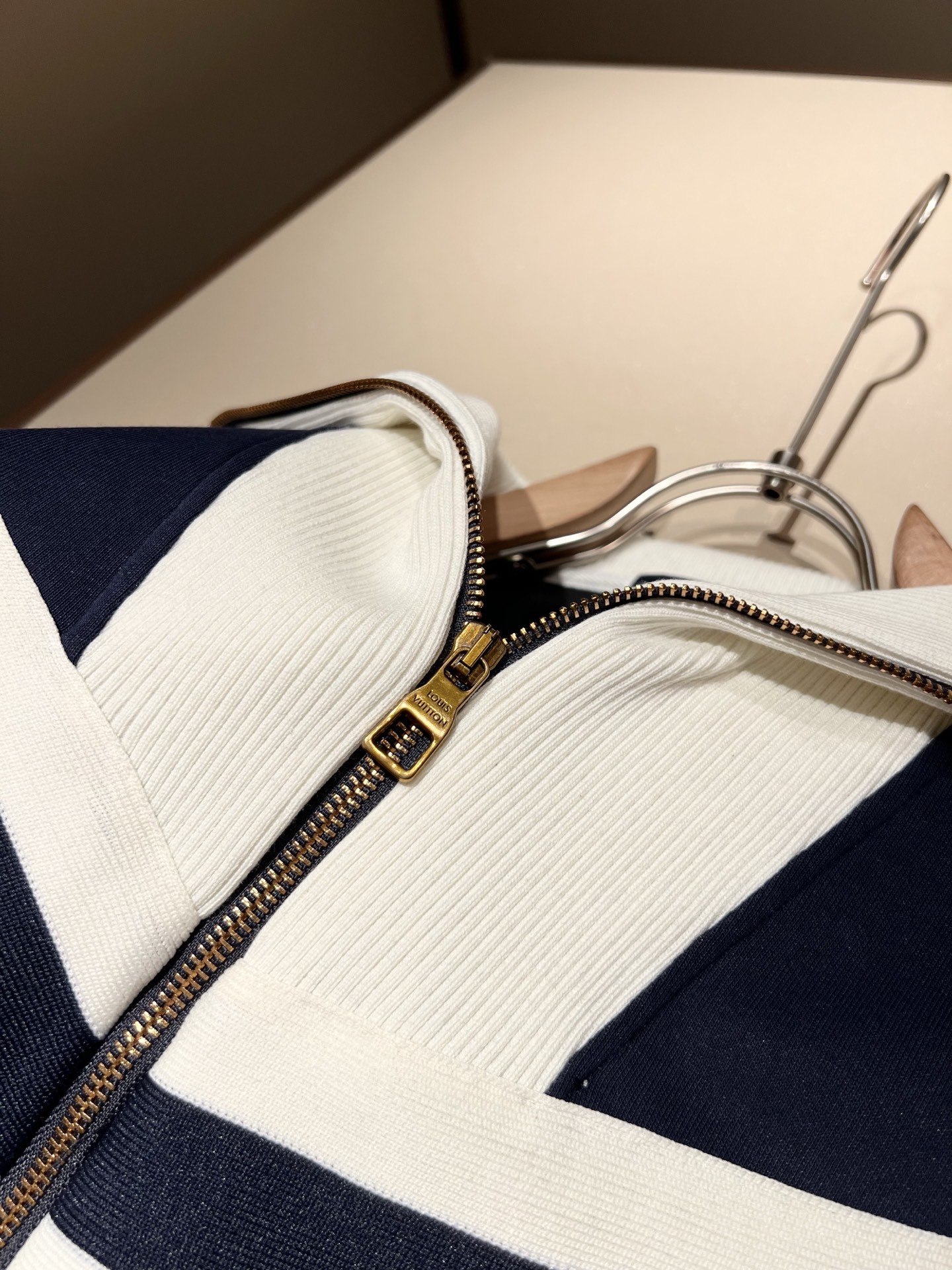 Louis Vuit*on 路易家族 2025秋冬新款套装，轻奢休闲套装，男女同款👫装饰！路易家族的新高