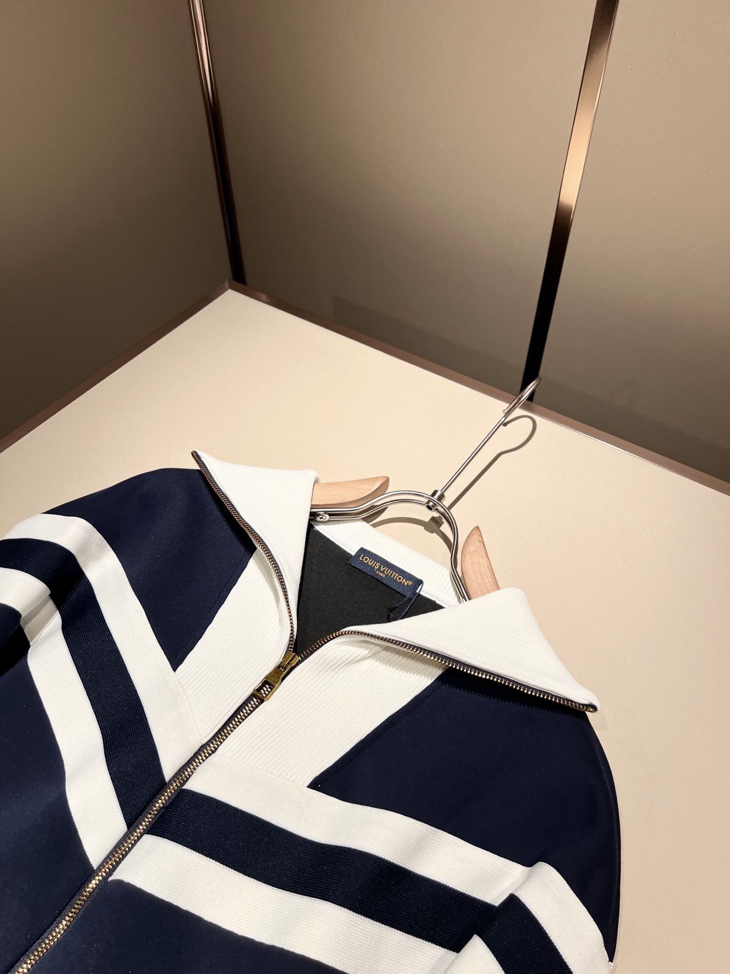 Louis Vuit*on 路易家族 2025秋冬新款套装，轻奢休闲套装，男女同款👫装饰！路易家族的新高