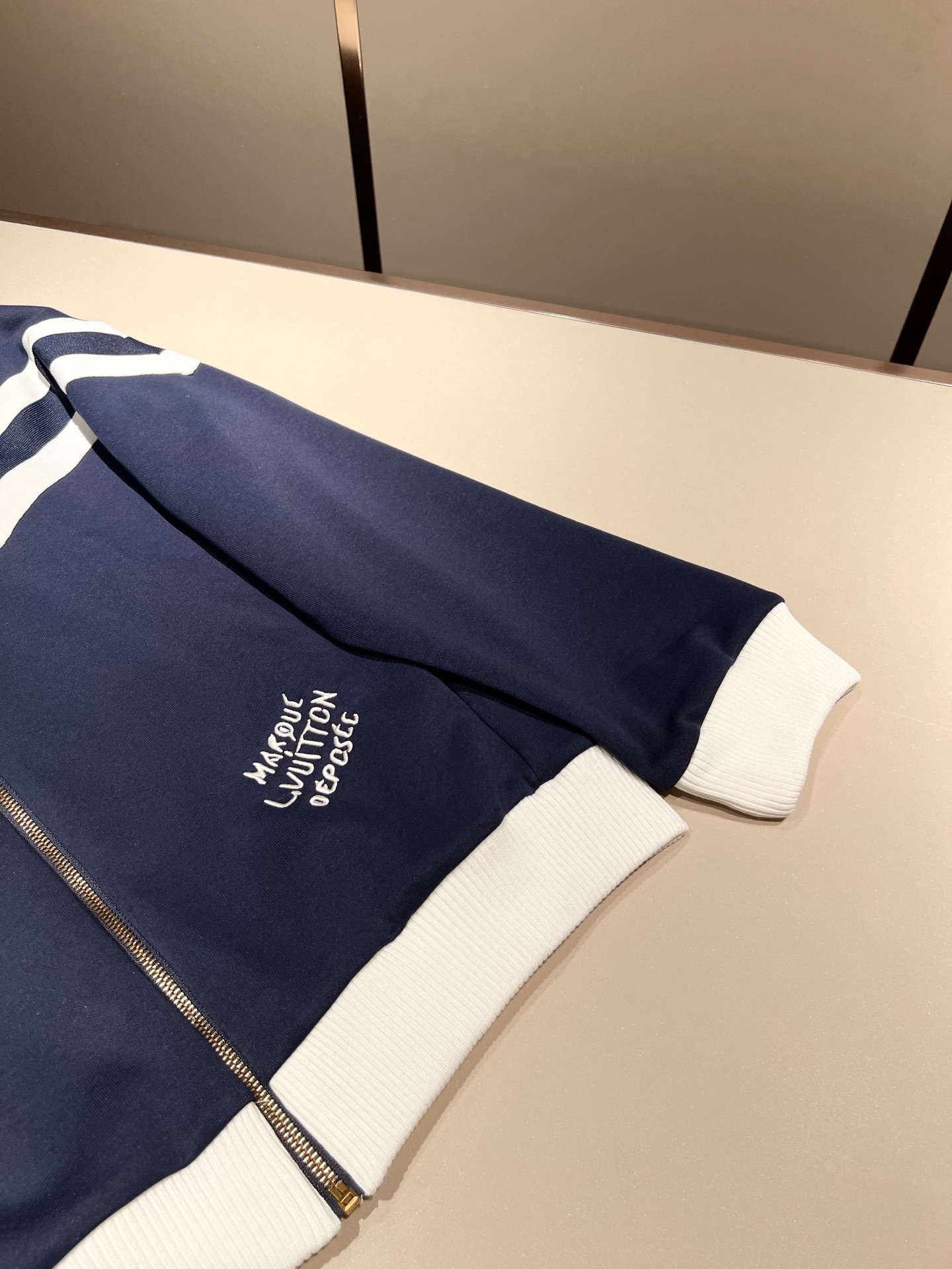 Louis Vuit*on 路易家族 2025秋冬新款套装，轻奢休闲套装，男女同款👫装饰！路易家族的新高