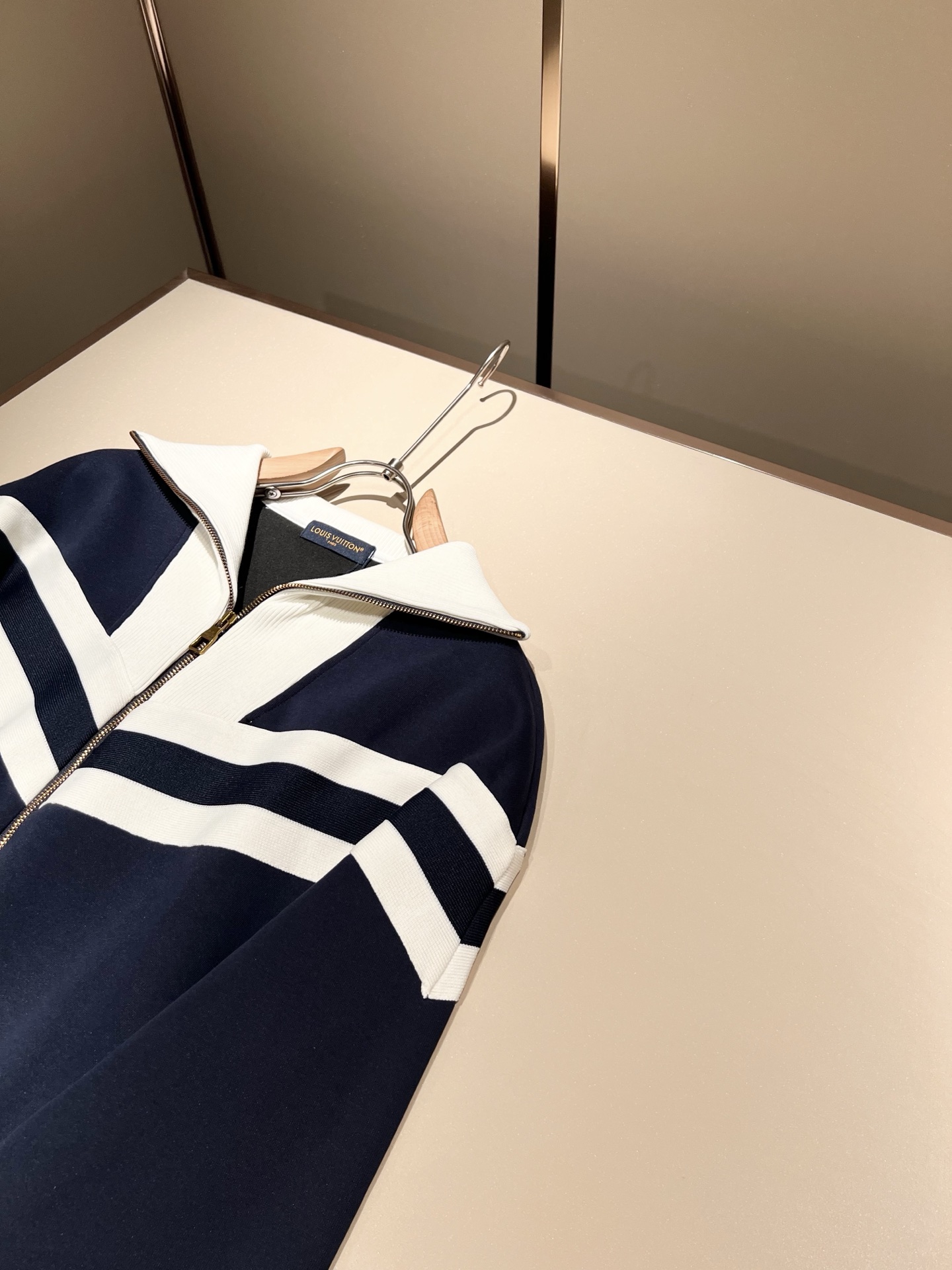 Louis Vuit*on 路易家族 2025秋冬新款套装，轻奢休闲套装，男女同款👫装饰！路易家族的新高