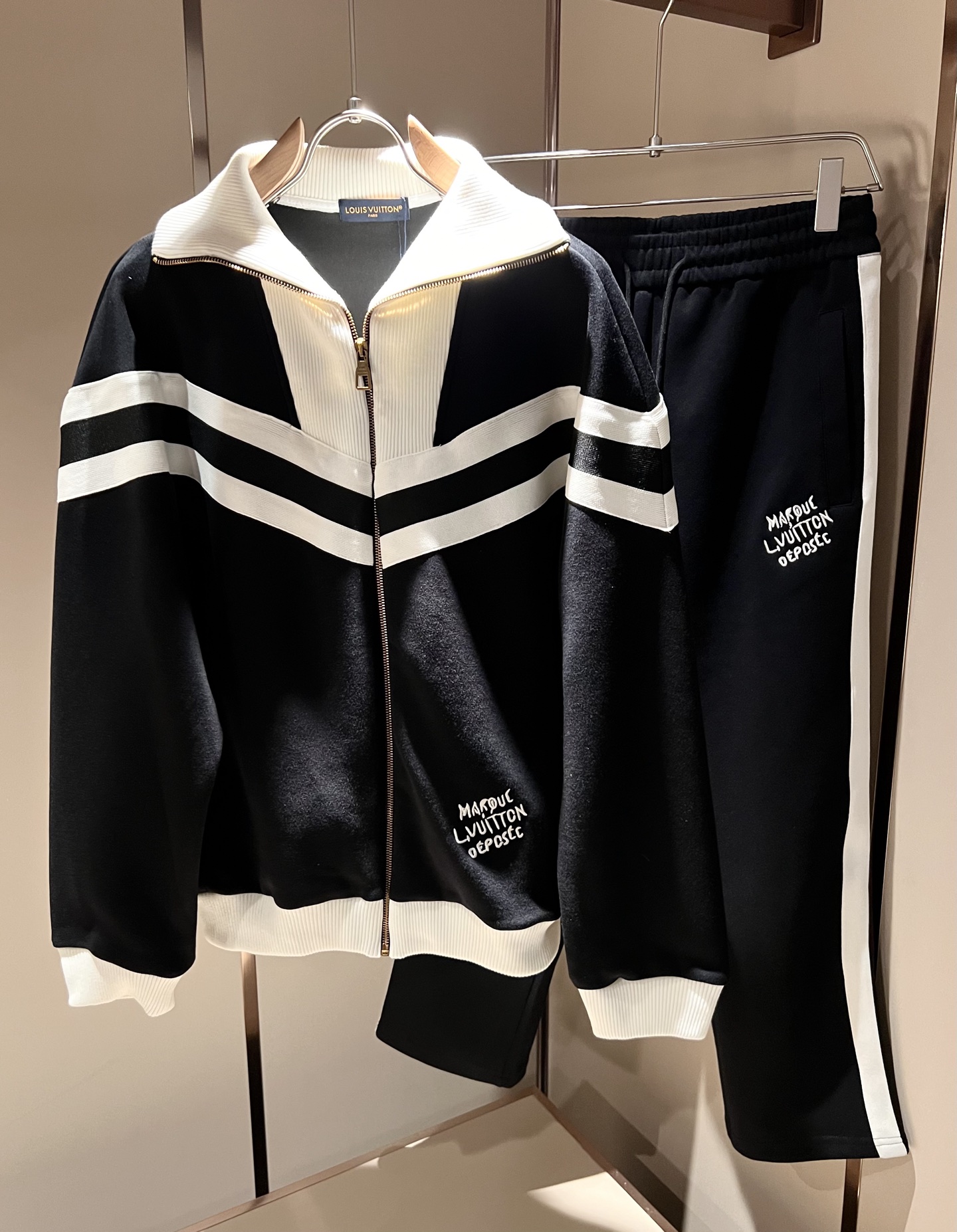 Louis Vuit*on 路易家族 2025秋冬新款套装，轻奢休闲套装，男女同款👫装饰！路易家族的新高