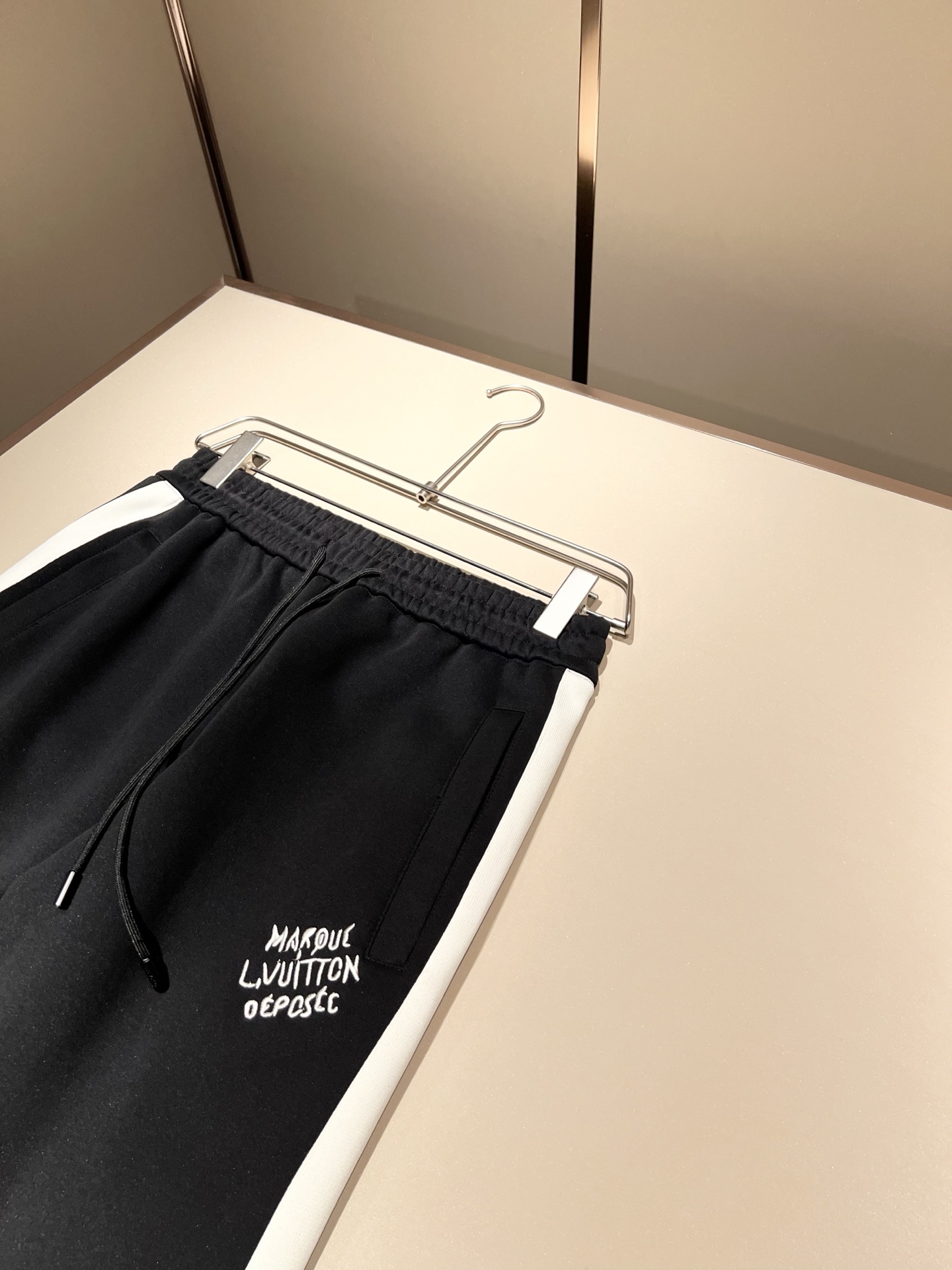 Louis Vuit*on 路易家族 2025秋冬新款套装，轻奢休闲套装，男女同款👫装饰！路易家族的新高