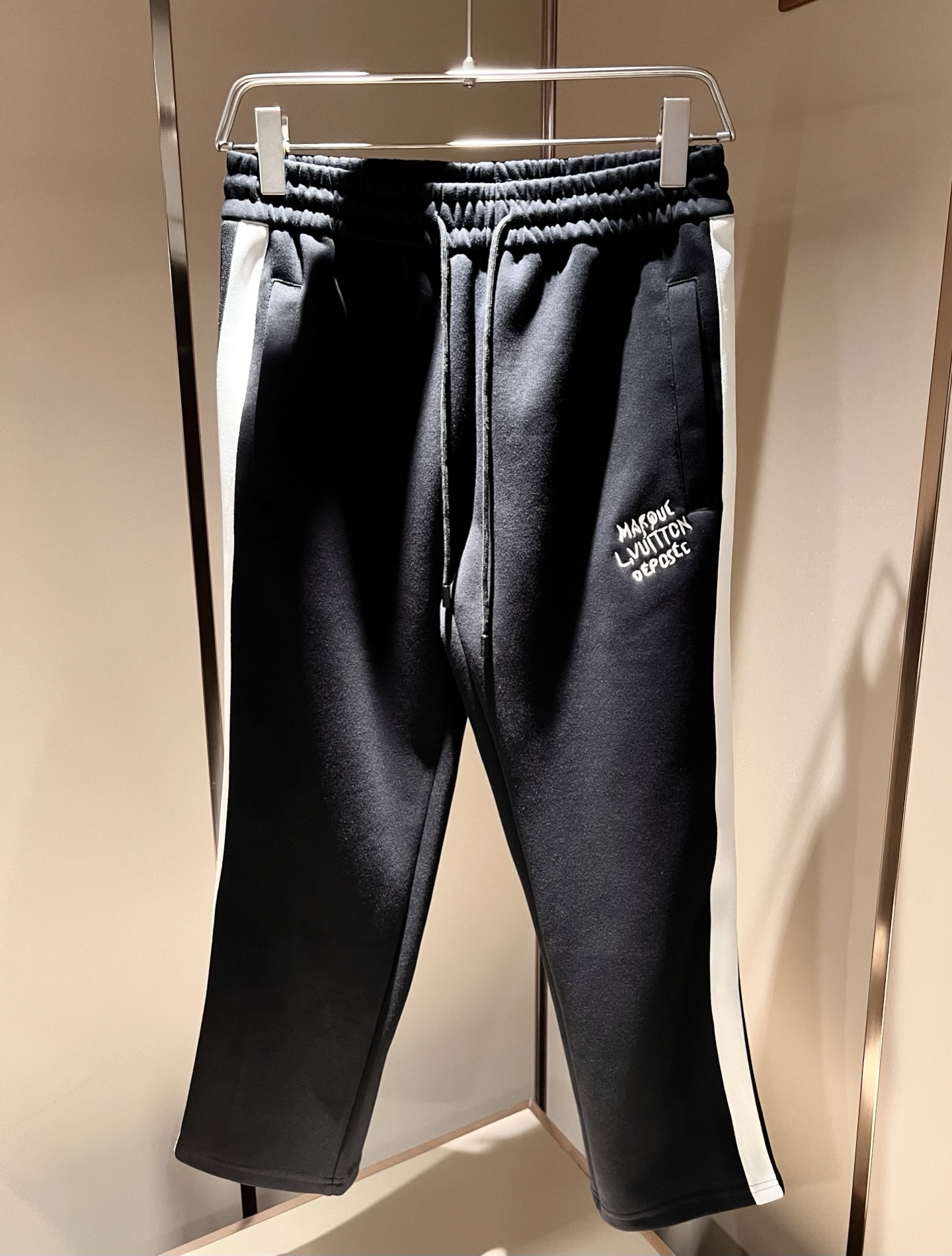 Louis Vuit*on 路易家族 2025秋冬新款套装，轻奢休闲套装，男女同款👫装饰！路易家族的新高