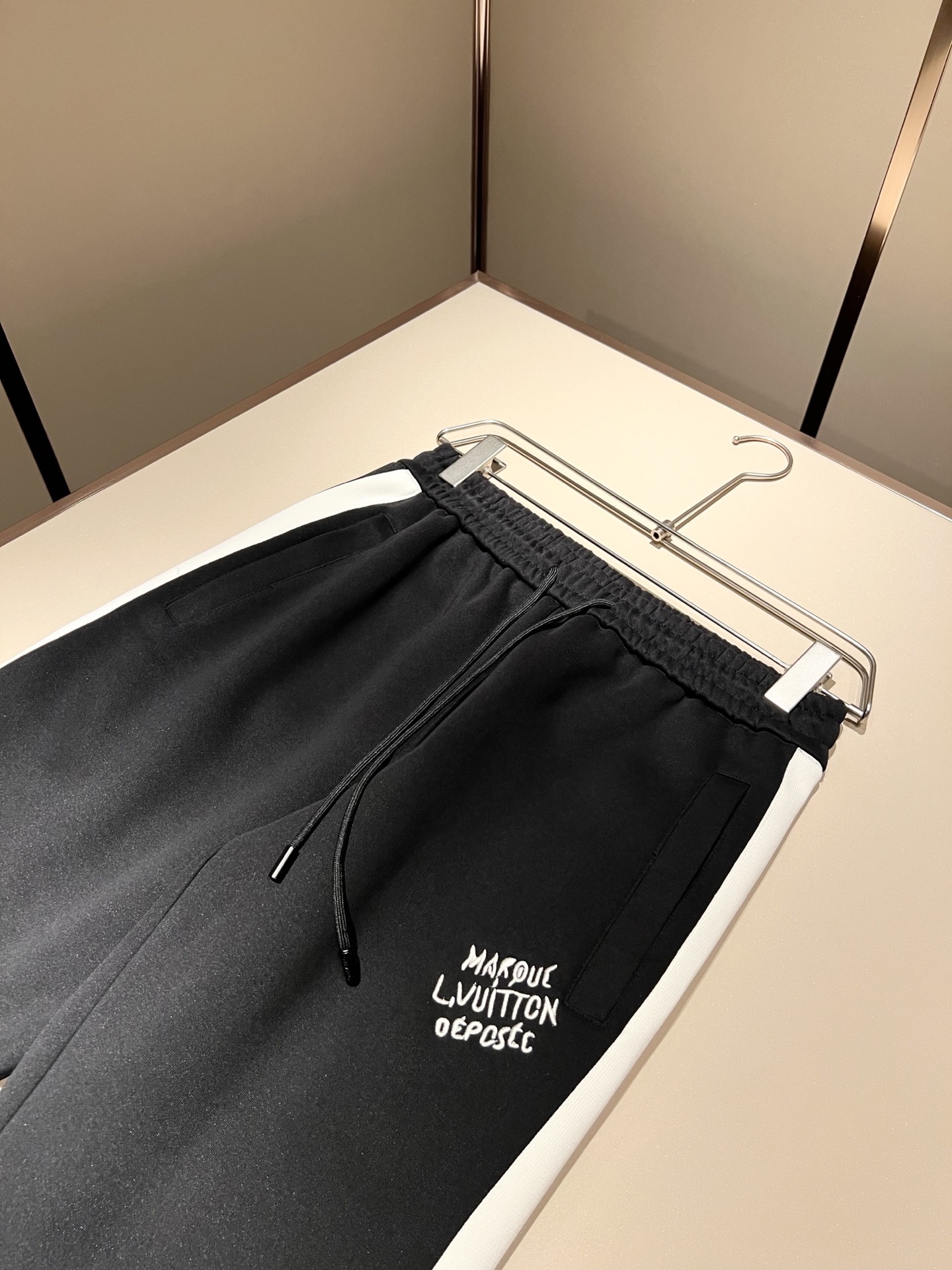 Louis Vuit*on 路易家族 2025秋冬新款套装，轻奢休闲套装，男女同款👫装饰！路易家族的新高