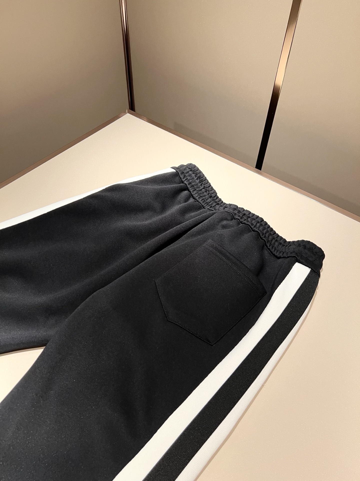 Louis Vuit*on 路易家族 2025秋冬新款套装，轻奢休闲套装，男女同款👫装饰！路易家族的新高