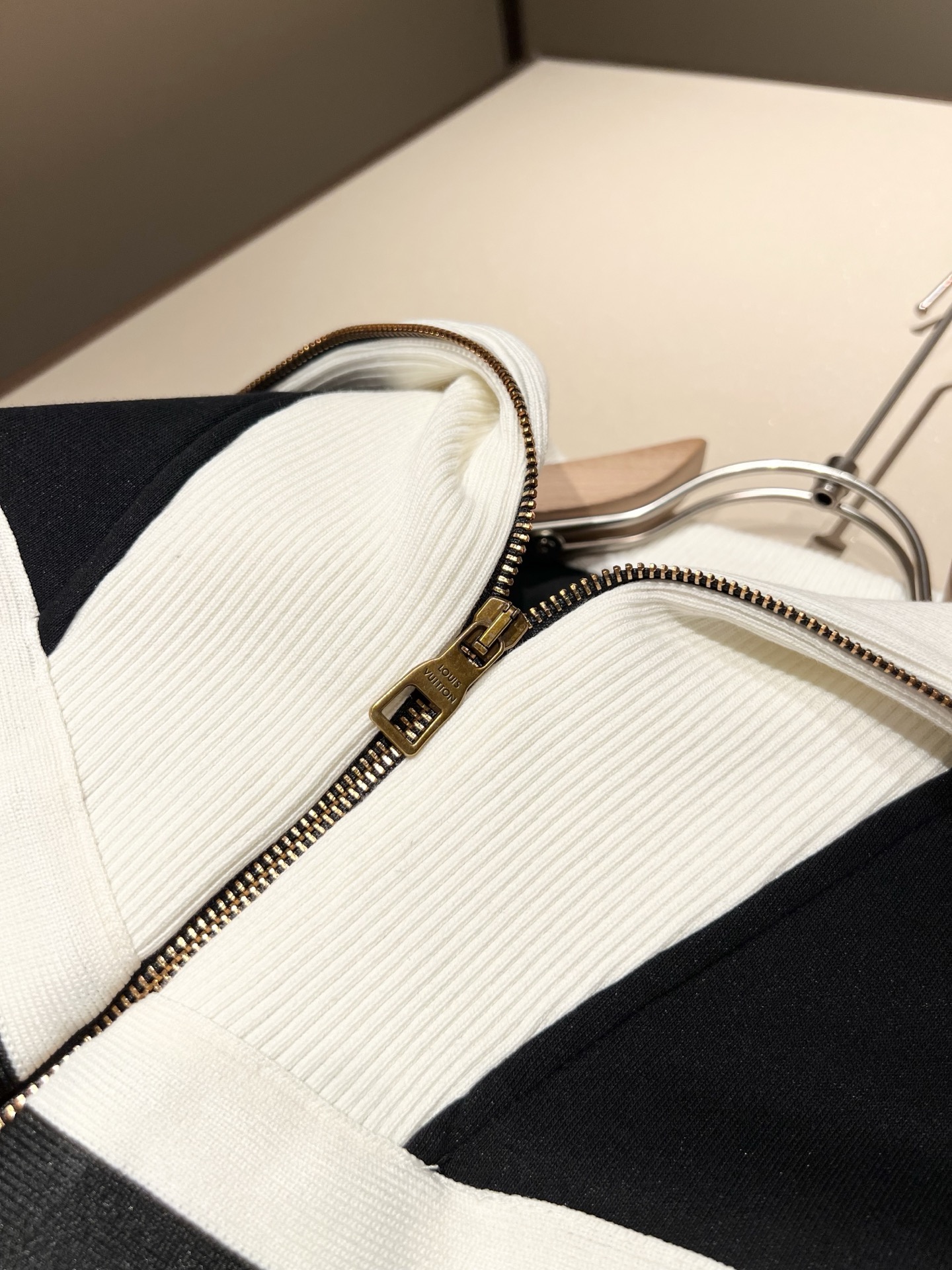 Louis Vuit*on 路易家族 2025秋冬新款套装，轻奢休闲套装，男女同款👫装饰！路易家族的新高