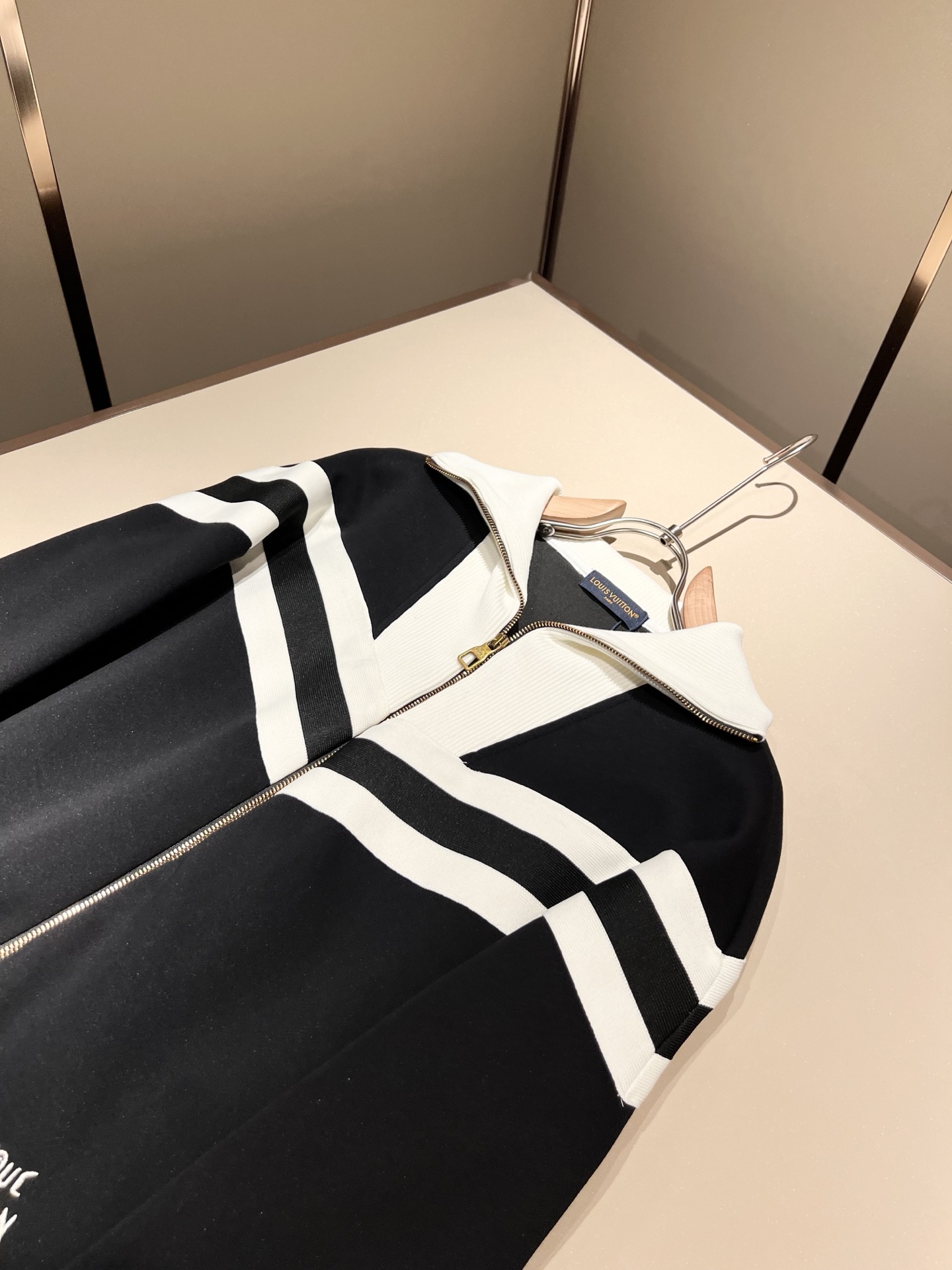 Louis Vuit*on 路易家族 2025秋冬新款套装，轻奢休闲套装，男女同款👫装饰！路易家族的新高