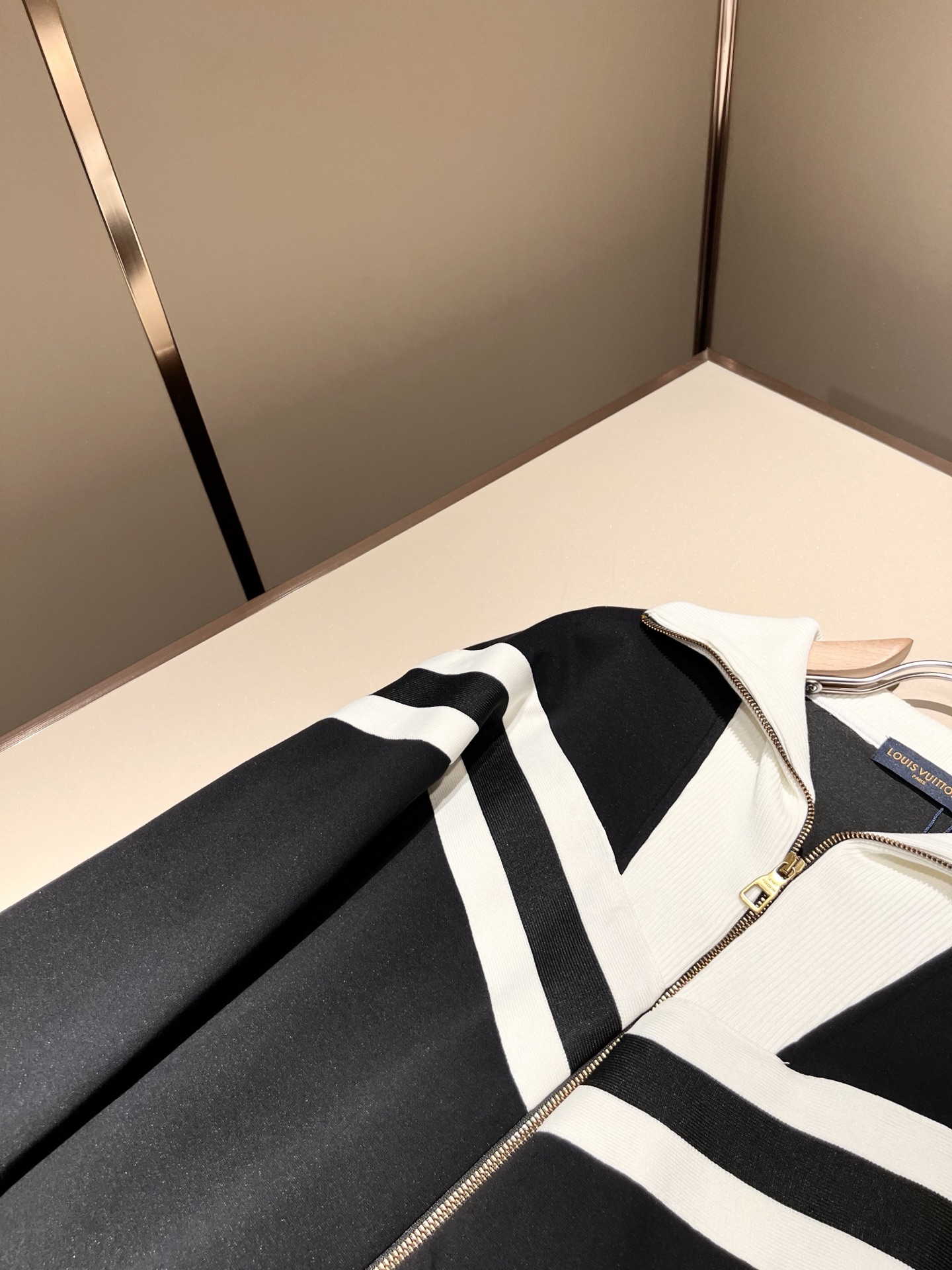 Louis Vuit*on 路易家族 2025秋冬新款套装，轻奢休闲套装，男女同款👫装饰！路易家族的新高