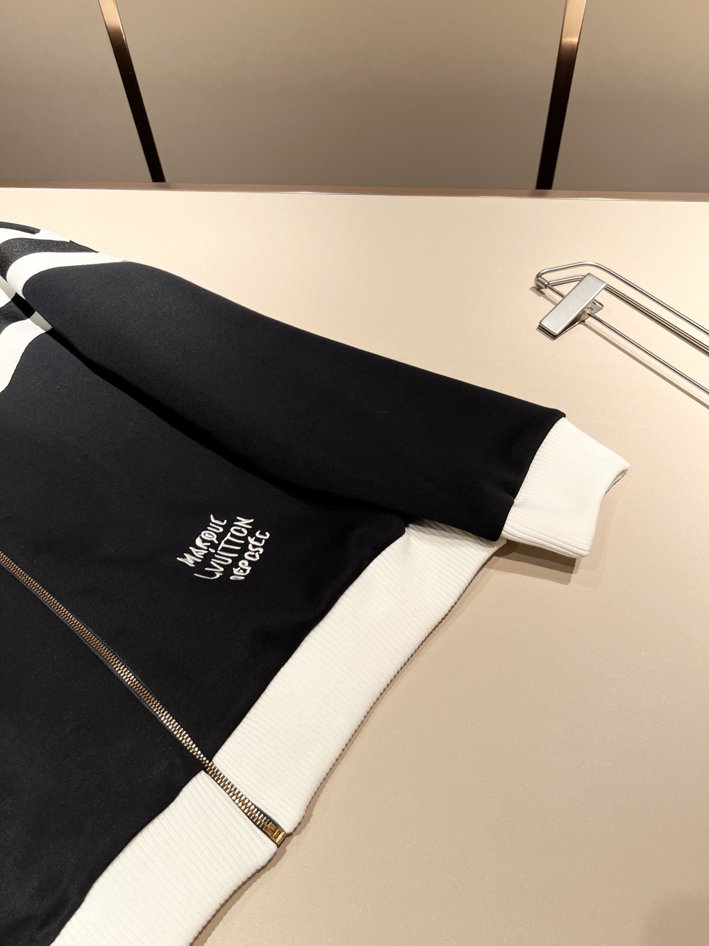 Louis Vuit*on 路易家族 2025秋冬新款套装，轻奢休闲套装，男女同款👫装饰！路易家族的新高