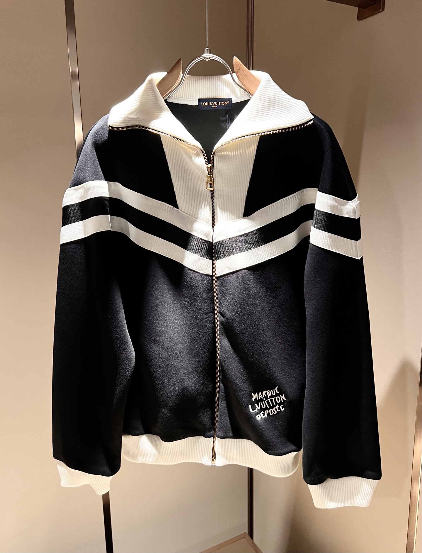 NO:530729,Louis Vuit*on 2025 autumn and winter new set, light luxury casual set, same style for men and women!  The new high-end Louis family, the details are always flawless, and creative designs are emerging one after another. If you don’t buy a few pieces of Louis this fall and winter, you can’t be considered a fashion expert. The logo logo pattern embroidery design!  The iconic elements of Louis are really something that everyone loves. They are super soft and resilient, from world-class trade-level OEM channels, with extremely rare quantity and no help in selling out. They are clean and neat. This is the special skill of the Louis family and the latest craftsmanship this quarter. The degree of meticulousness has reached the top, and the loose cut style design is unique. It is a fusion of luxury and fashion!  Size M-3XL, louis vuitton,louis vuitton,alexander wang19860909Louis Vuit*on 路易家族 2025秋冬新款套装,轻奢休闲套装,男女同款装饰！路易家族的新高端,细节品质永远的那么完美无瑕,创意设计层出不穷.今年秋冬季节没有入手几件路易你算不上时尚达人.衣身标识logo图案刺绣设计！诠释路易的标志性元素,实属人见人爱的东西.超级柔软且具有韧性,来自世界级贸易级别的代工厂渠道,数量极其稀少售完无补.干净俐落.这是路易家族的看家绝活也是本季度的最新工艺.细致化程度已经达到顶端了,宽松剪裁的版型设计堪称一绝.属于奢华与时尚的融合！尺码M-3XL,,louis vuitton,louis vuitton,alexander wang,Men's clothing