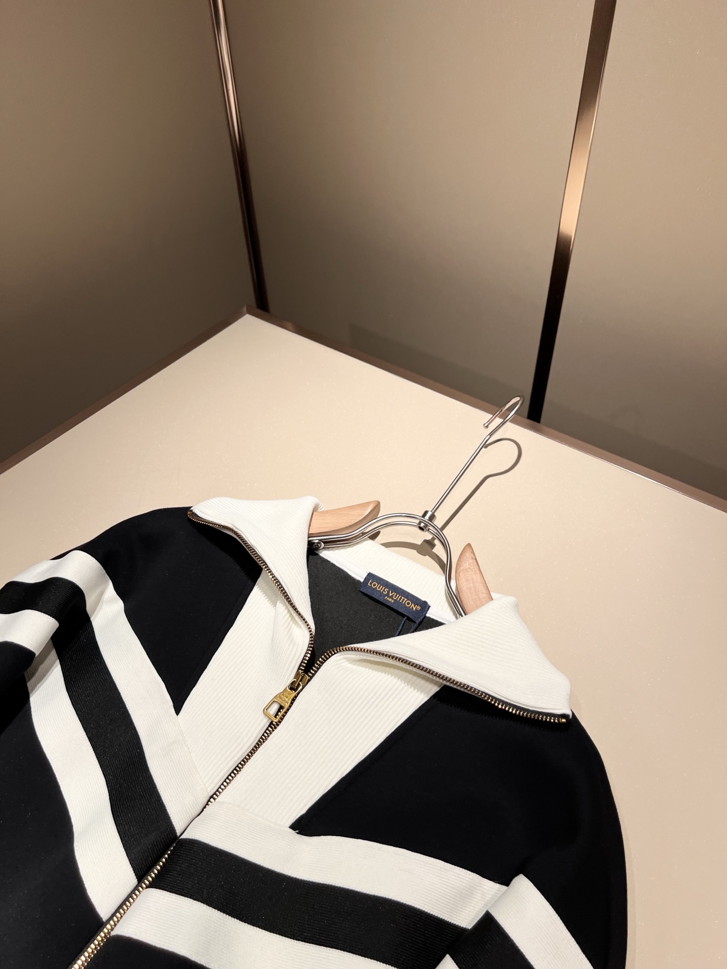 Louis Vuit*on 路易家族 2025秋冬新款套装，轻奢休闲套装，男女同款👫装饰！路易家族的新高