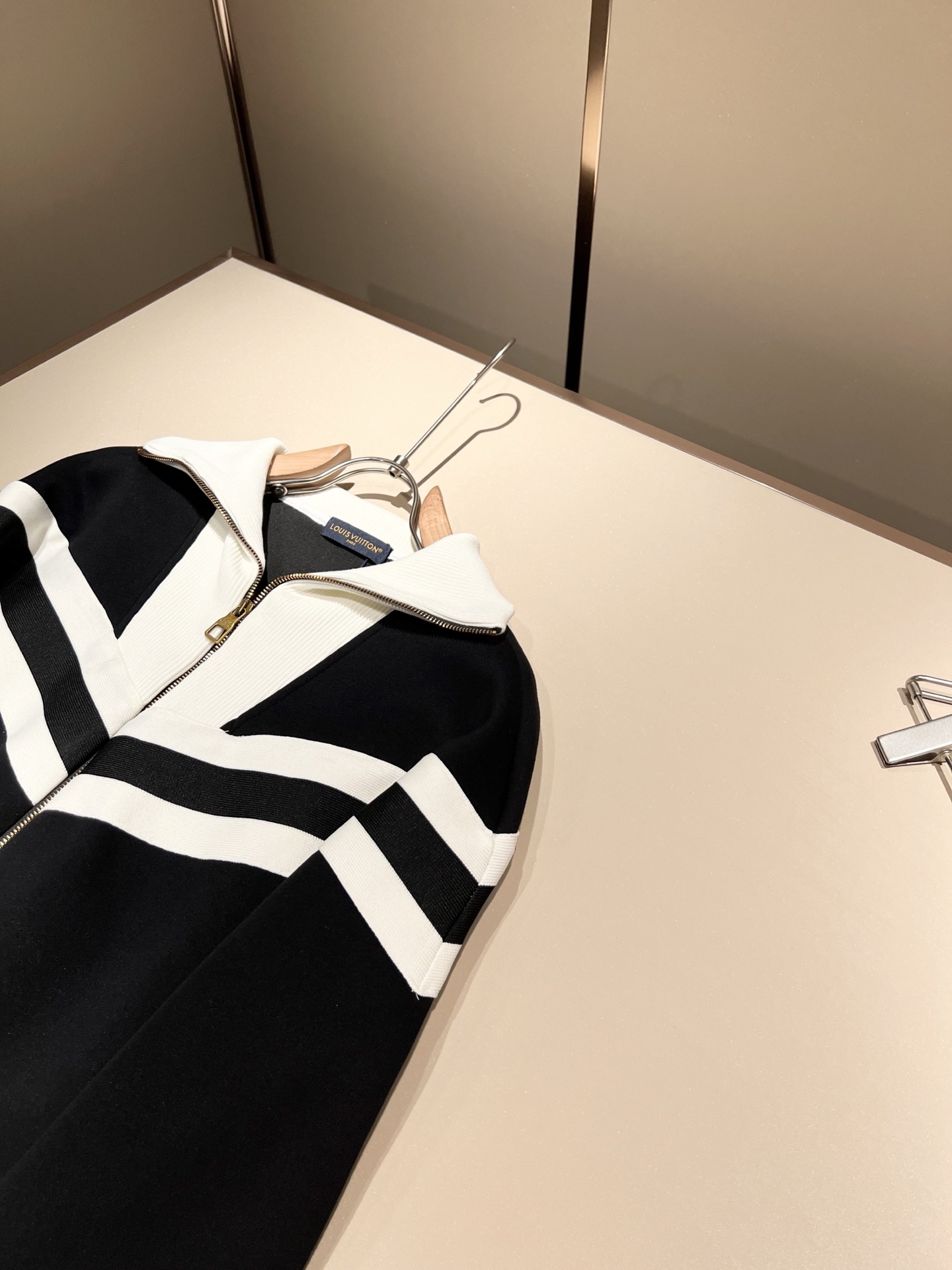 Louis Vuit*on 路易家族 2025秋冬新款套装，轻奢休闲套装，男女同款👫装饰！路易家族的新高